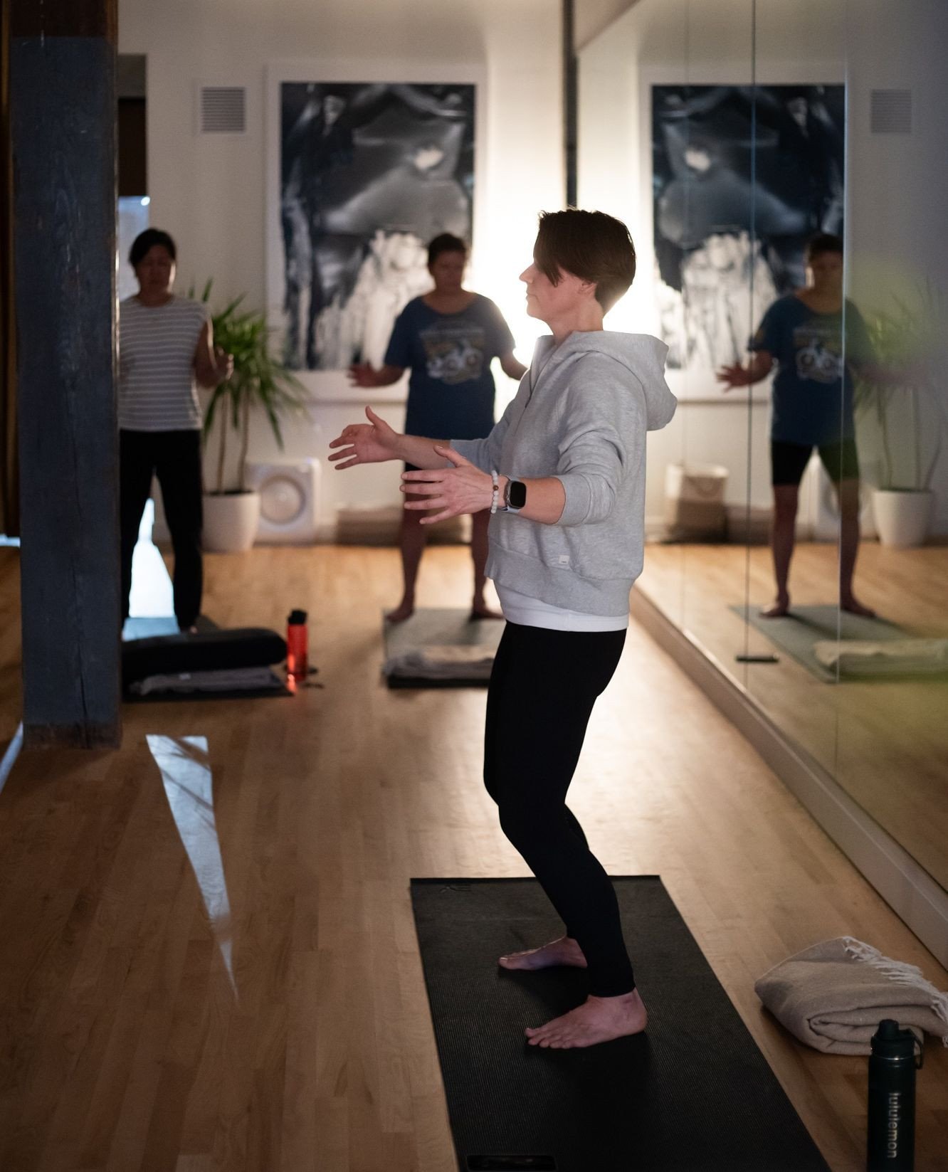 One reason we love hosting Qigong Circle at the @constellationclassroom with @qigong_with_kari : it&rsquo;s a foundational practice within Chinese medicine. It uses the same energetic framework as acupuncture! What a great collab, yeah?⁠
⁠
Qigong (pr