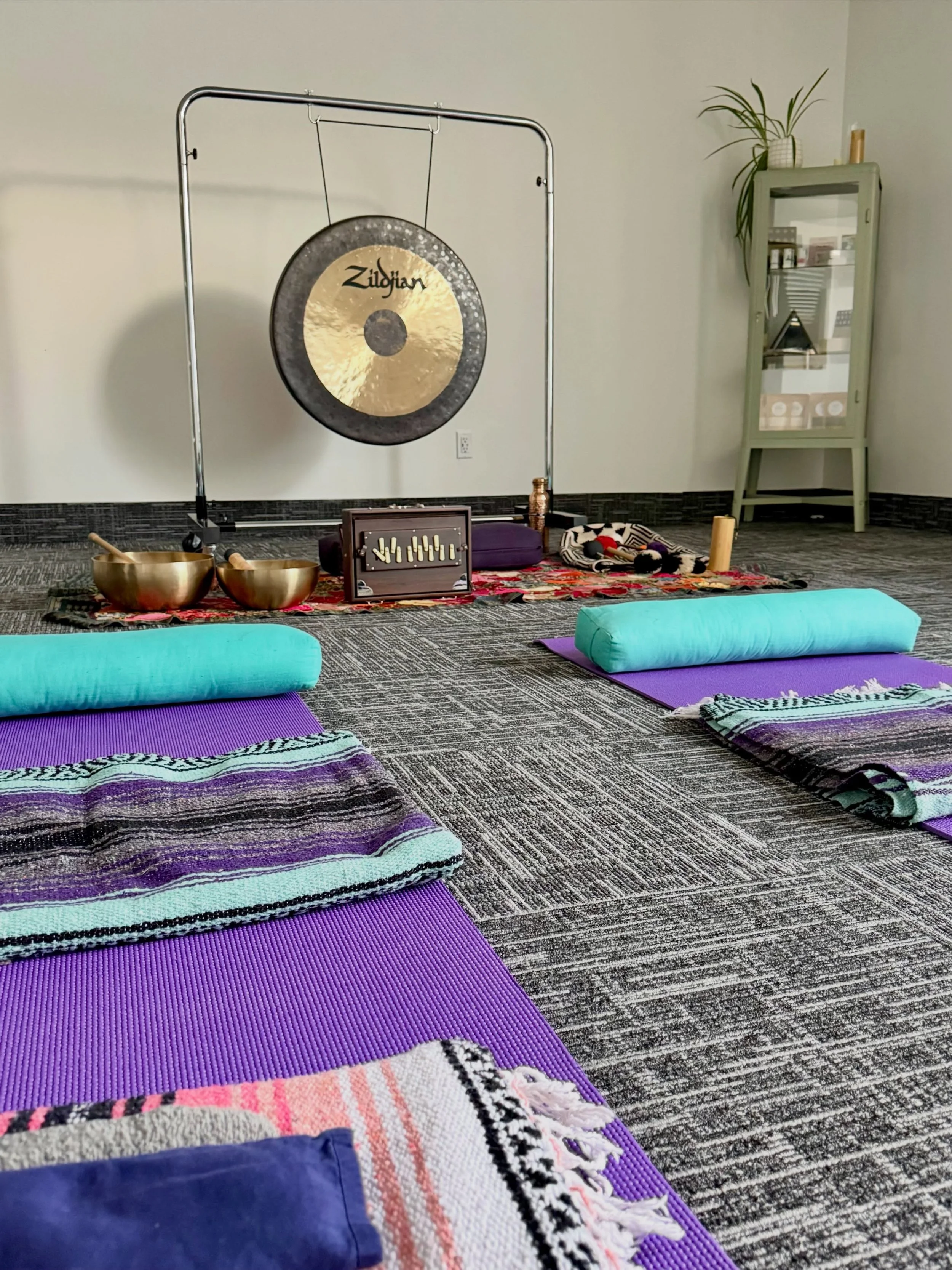 Gong Bath is coming back to Constellation Classroom! Mark your calendar for next Sunday, July 26 because you don&rsquo;t want to miss this sound immersion with Carrie Nelson.

The vibrations and sounds that come from the gong are unreal. 🤯 Swipe thr