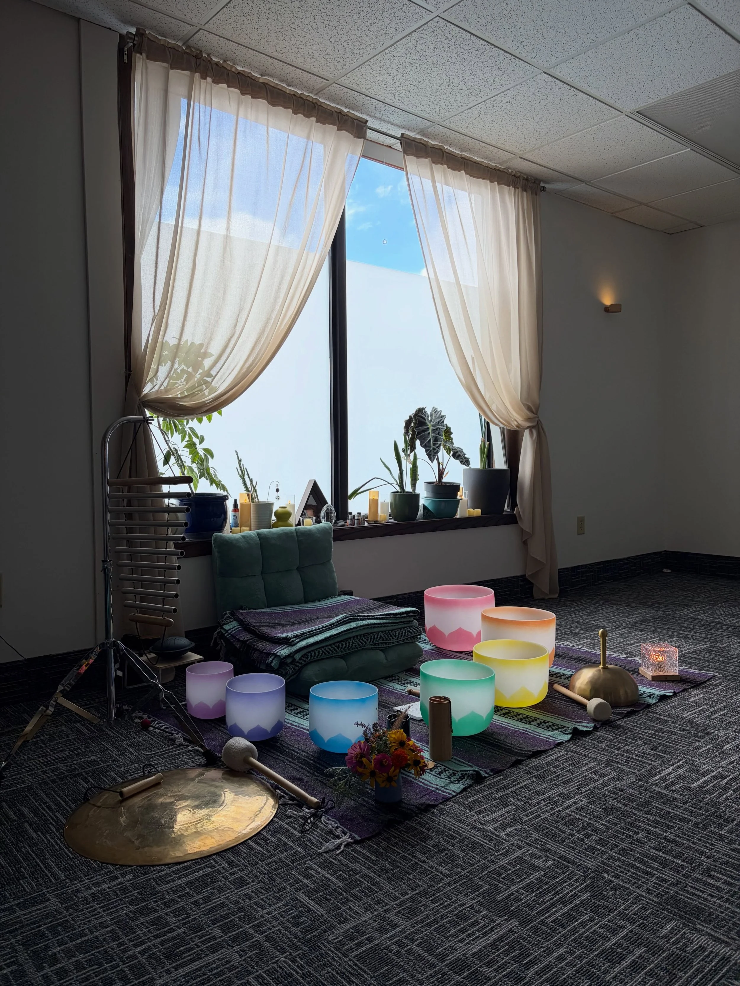 Acupuncture + sound healing = the best combo

And here&rsquo;s why we think so!:

⭐acupuncture: the insertion of ultra-thin needles into the skin and muscle at specific points on the body. Through the stimulation of these points, acupuncture can trea
