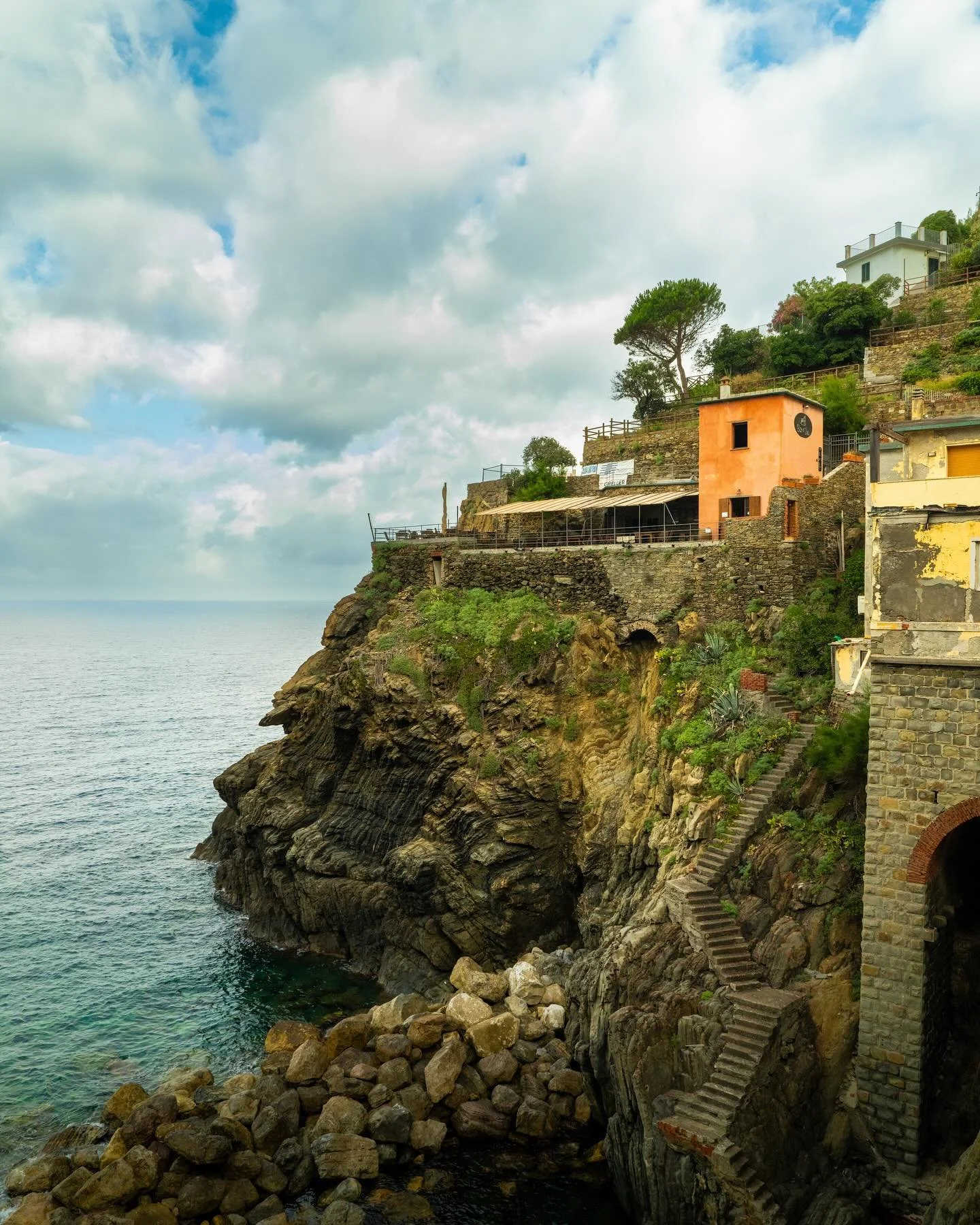 📍Riomaggiore, Cinque Terre, Italy 🇮🇹 
..
.
.
.
.
.
.
.
.
.
.
#italy #cinqueterre #cinqueterreitaly #riomaggiore #riomaggiore5terre #travel #photography #travelphotography #picoftheday #italianhoneymoon #sonyphotography #sonyalpha