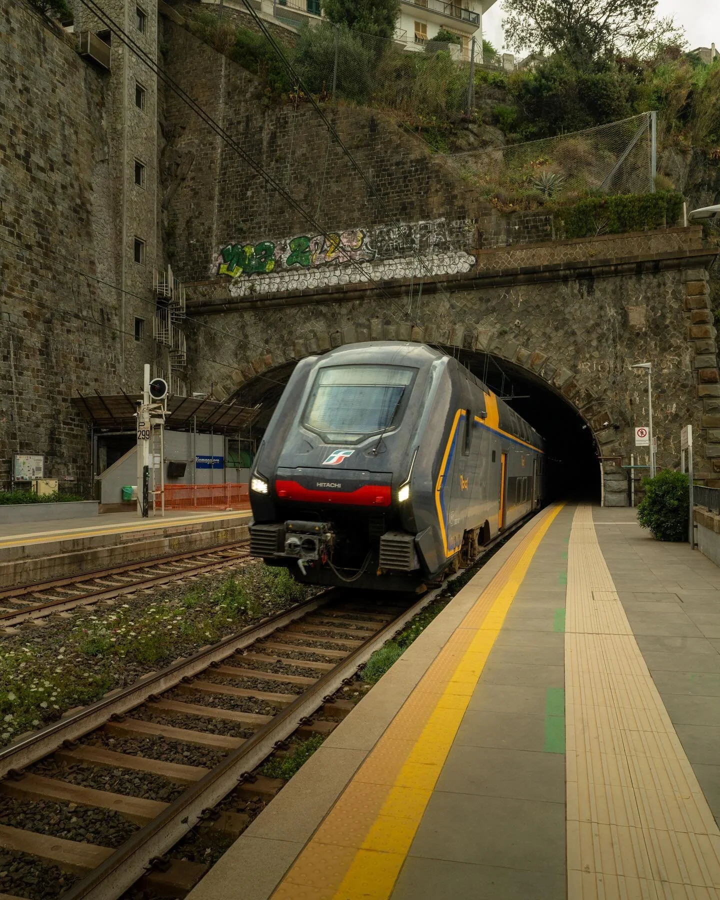 How&rsquo;d that graffiti get there?
.
.
.
.
.
.
.
.
.
.
#amalfi #amalficoast #cinqueterre #riomaggiore #italy #travel #photography #trains #trainstagram #picoftheday #graffiti