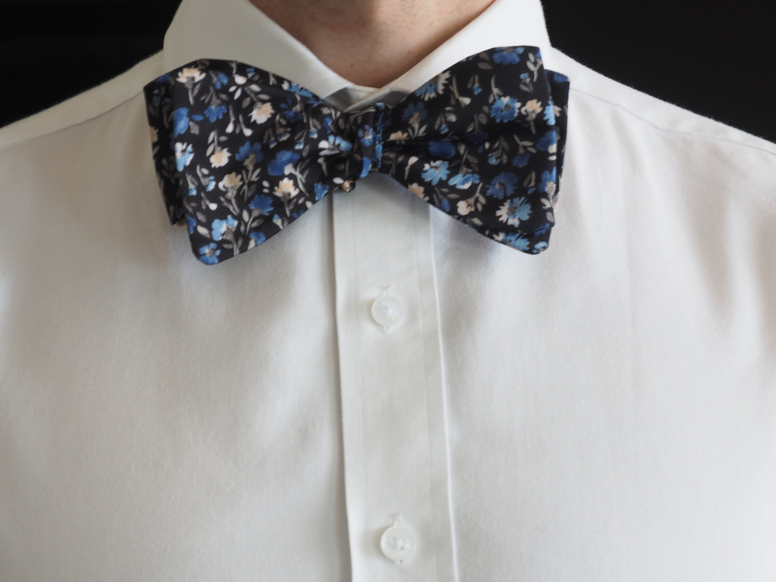 Blue flower silk bow tie