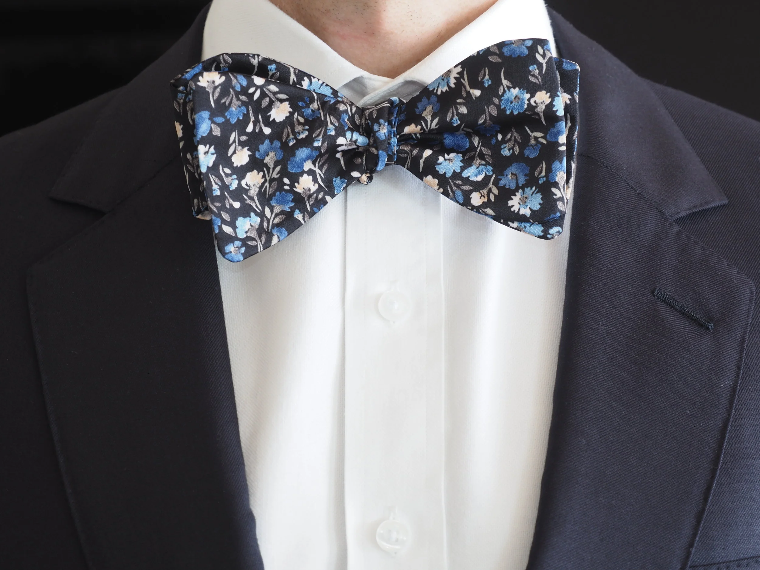 Blue flower silk bow tie
