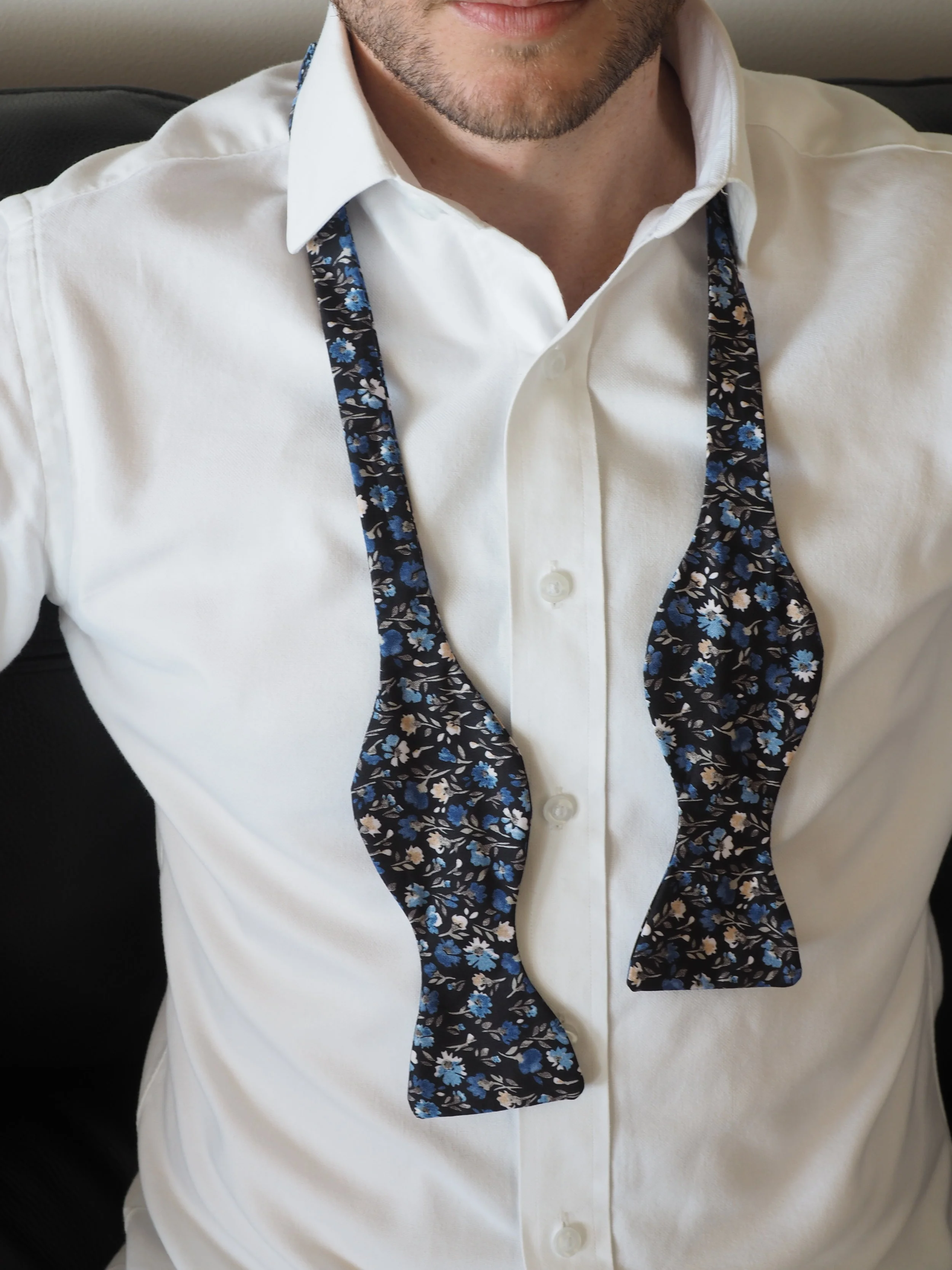 Blue flower silk bow tie