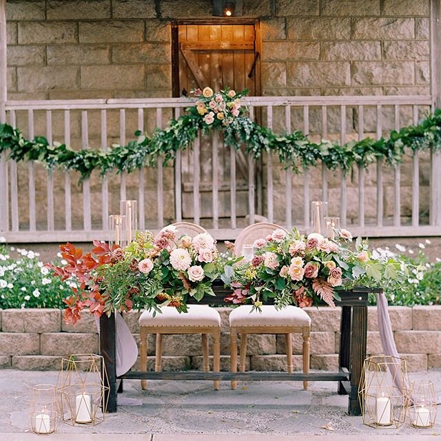 A perfect table for a perfect couple. Cheers 🥂 ❤️🥂 Thank you Cara and Paul for including us in your beautiful day! 
Talent Team:
Venue: @tciweddings
Coordination: @cara_mgeweddings @michellegaribayevents
Photography: @amygoldingphoto
Floral Design: