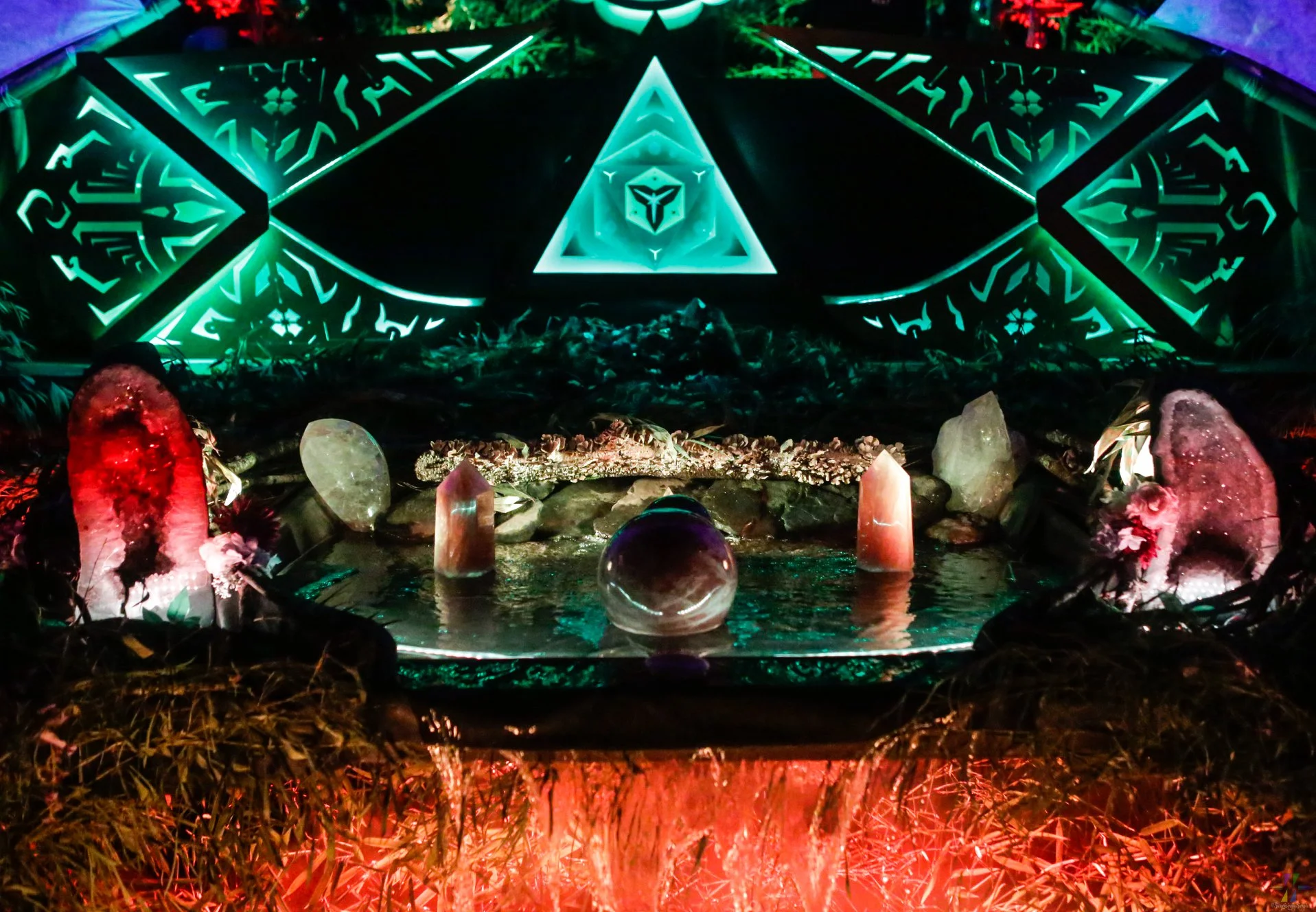 The installation at the foot of the main stage (Credit: SurprisinglySimple )