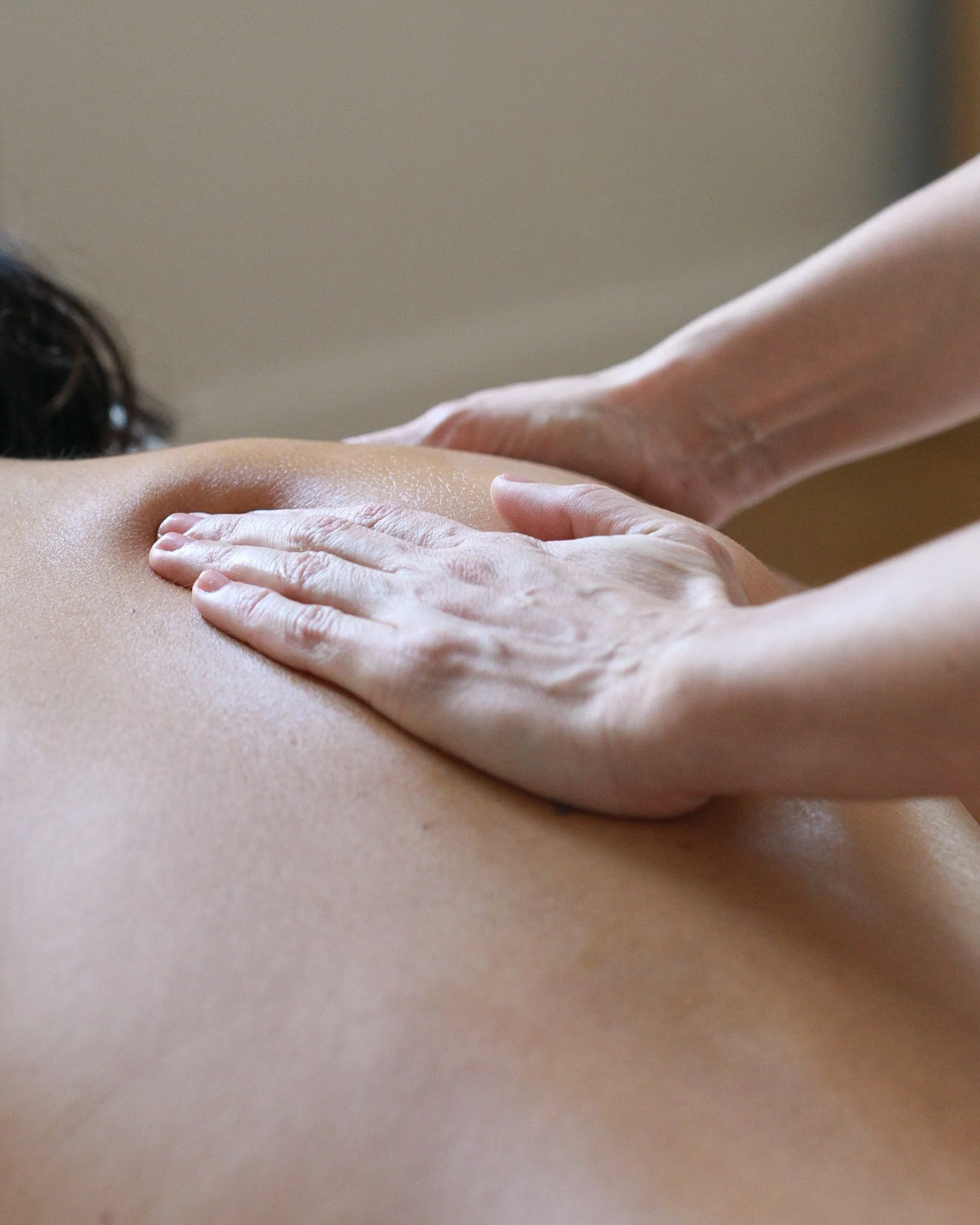 mariella-massage-californien-hands.jpg