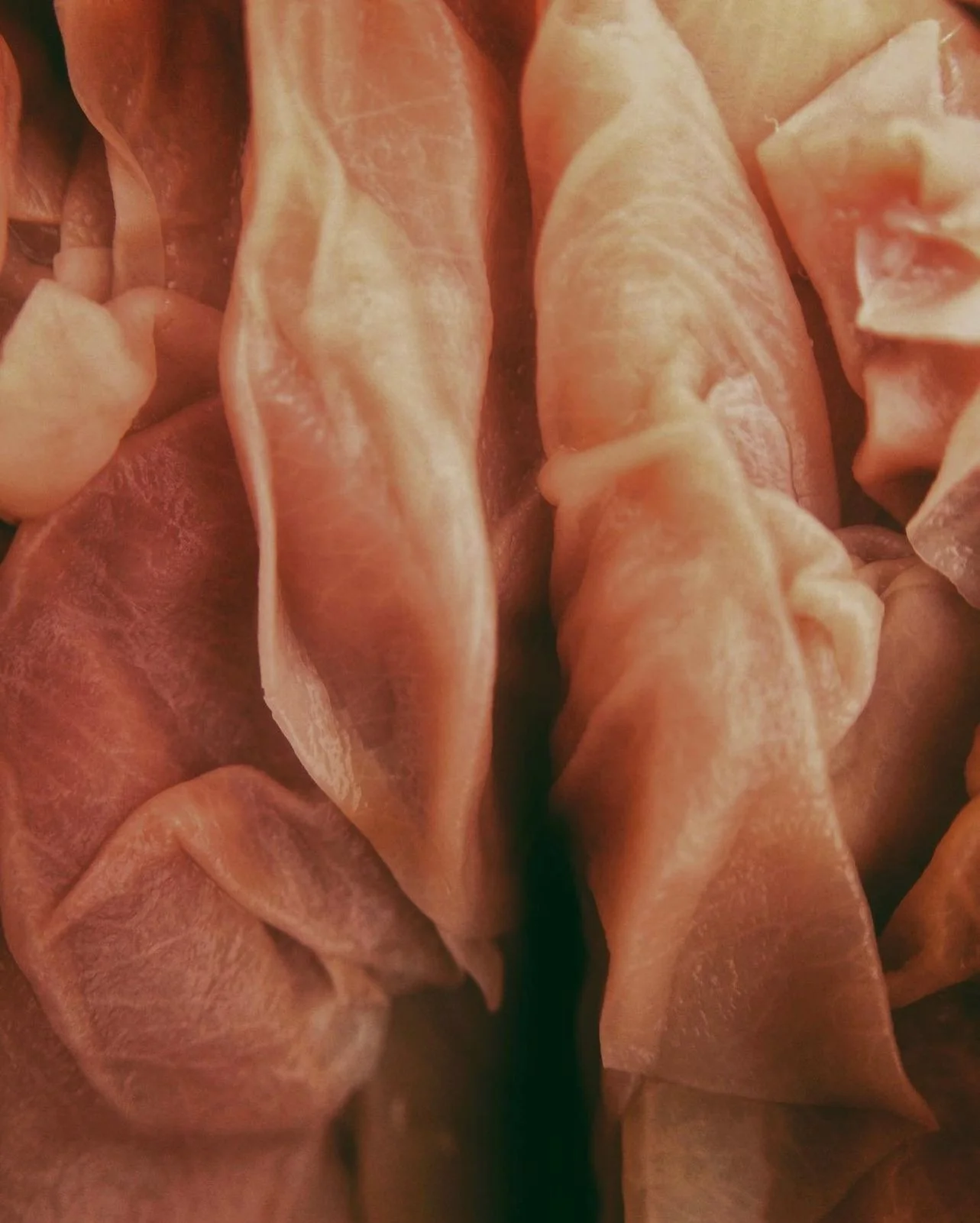 Au c&oelig;ur du myst&egrave;re&hellip;
Symbole sacr&eacute; du f&eacute;minin &eacute;ternel, 
Porte d'entr&eacute;e de la vie, matrice du monde, 
Elle guide les &acirc;mes vers la source profonde. 

La Yoni, essence divine, 
Incarnation de la force