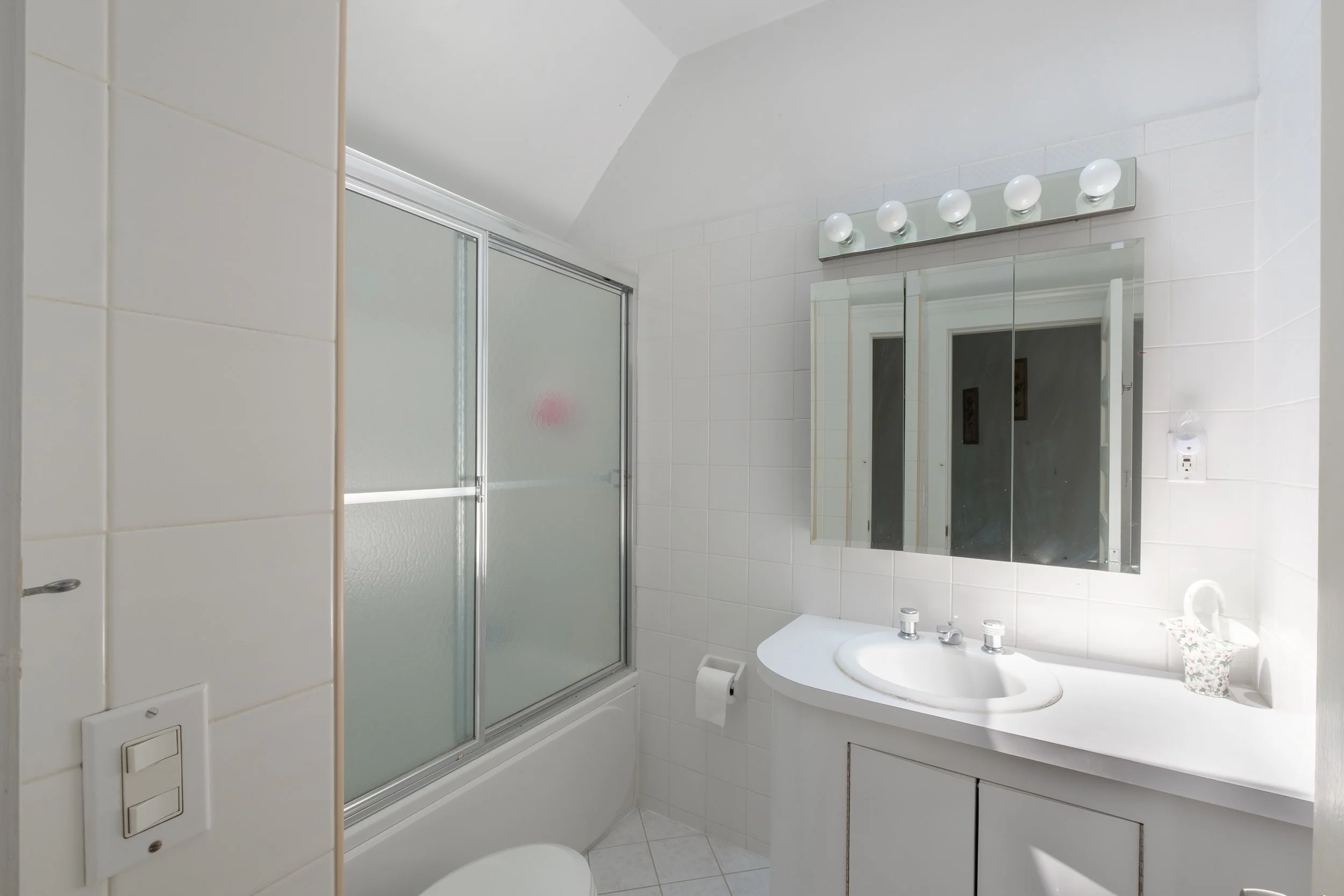 18-Bathroom1.jpg