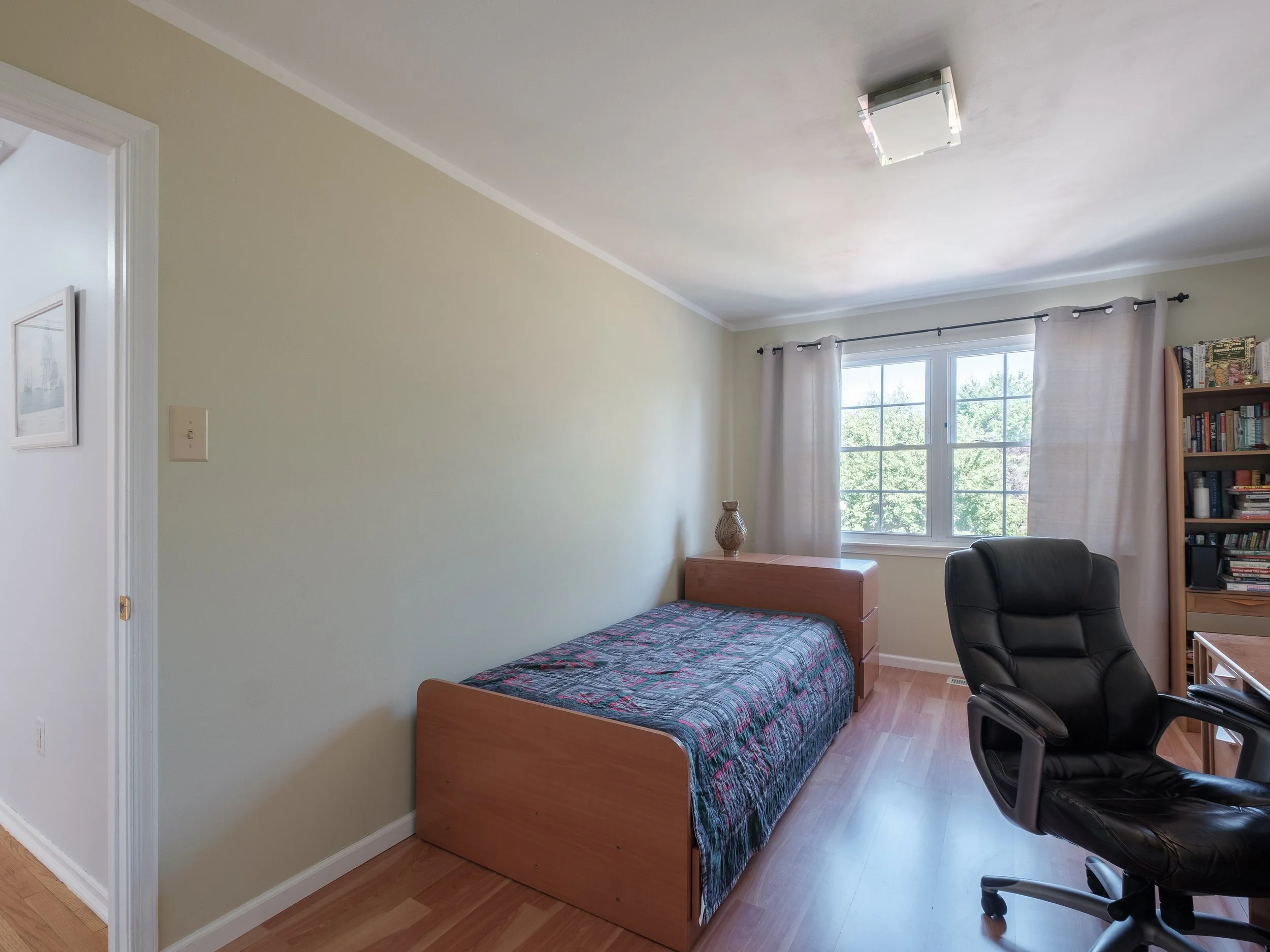 22-BedroomEast.jpg