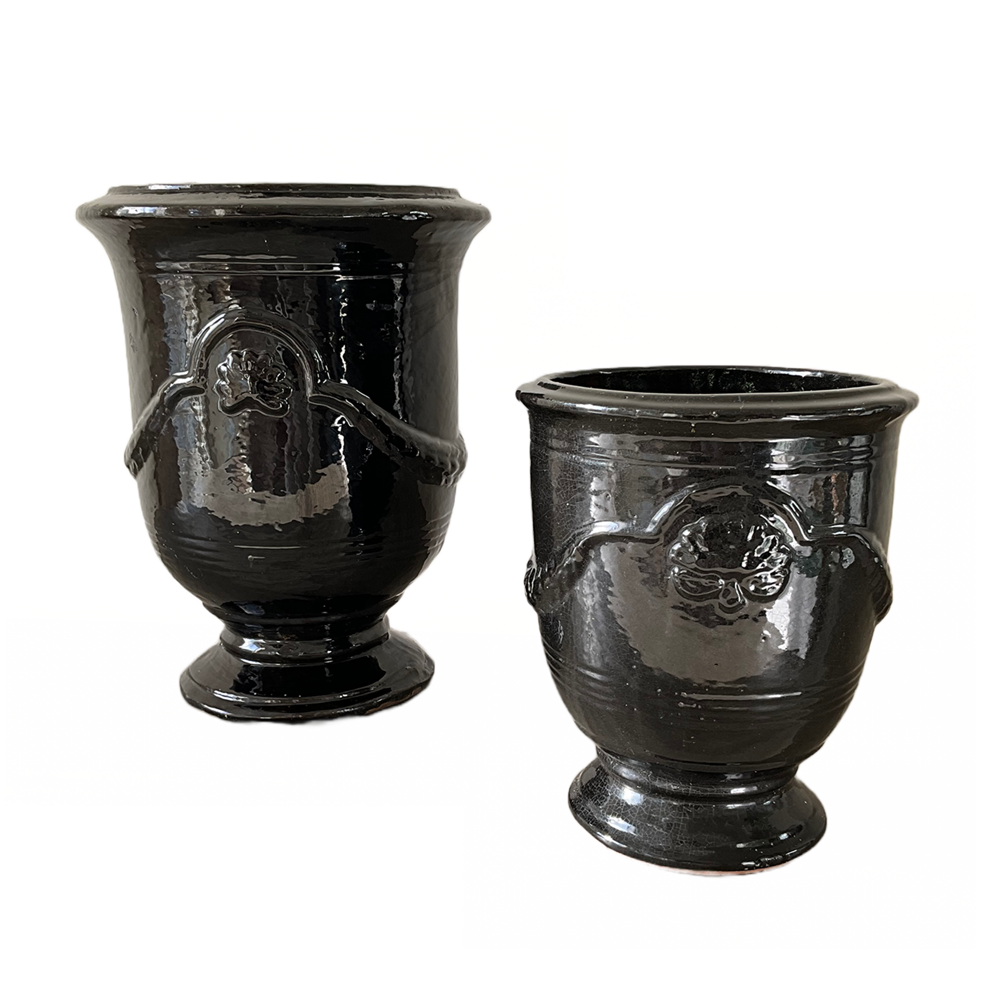 Ebony Urn.png