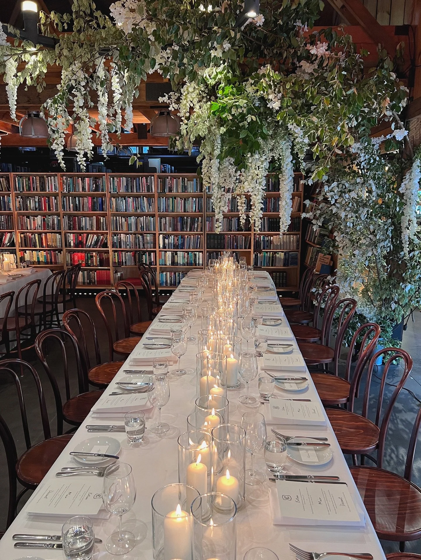 The Bookbarn by candlelight 🕯️ 
@botanicastyleco installation 
@bendooleyestate