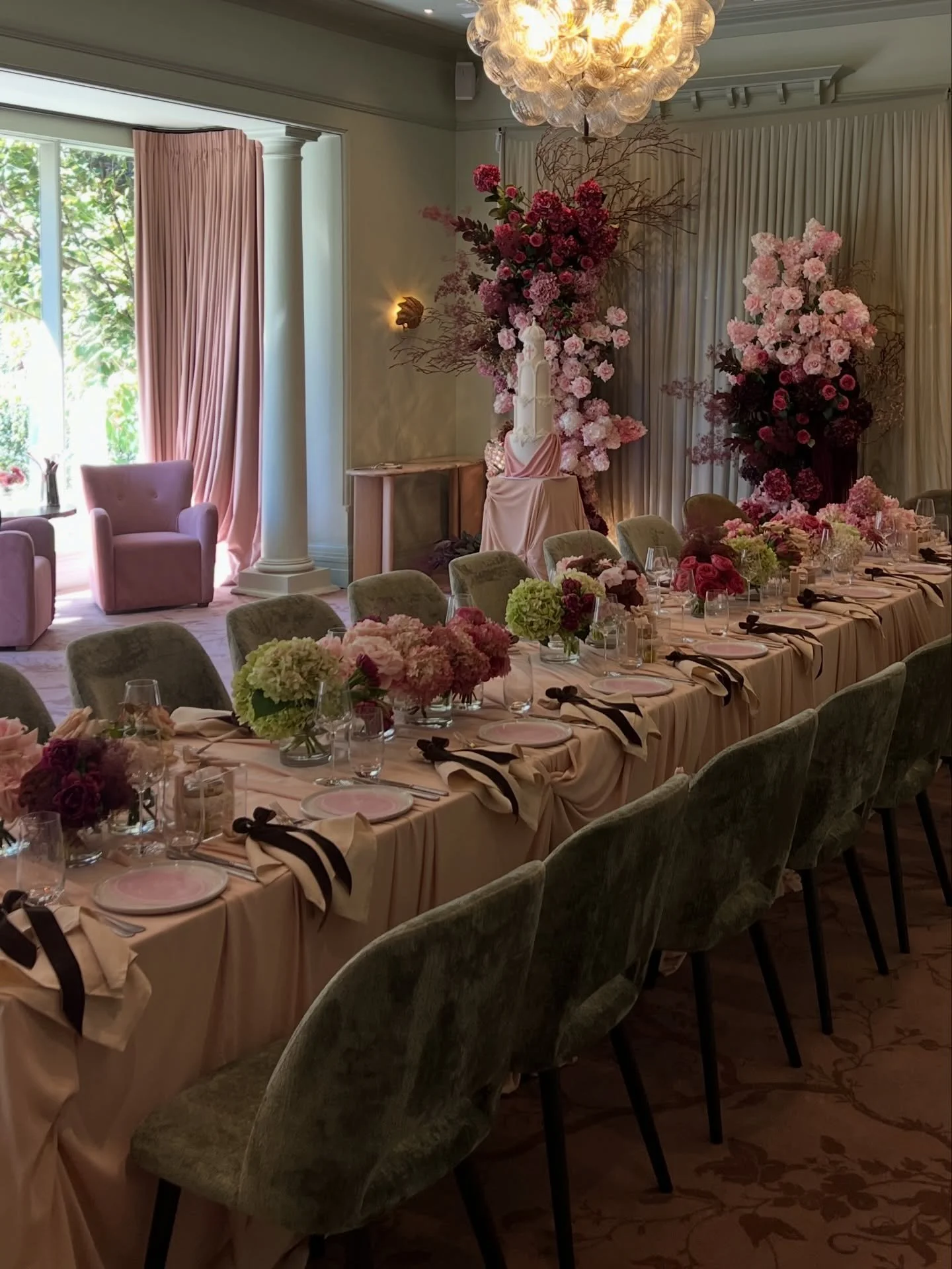 Flowers should make a room sing ✨ Alara&rsquo;s christening reception @ardourmiltonpark featuring a @cakesbyadamm masterpiece
