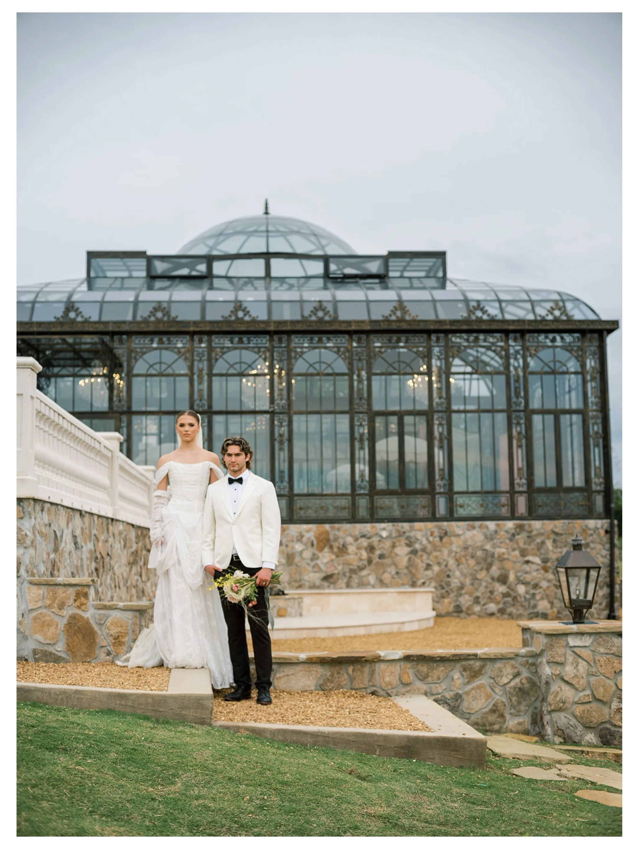 Literally impossible to pick a few &ldquo;good ones&rdquo; to post because every. single.shot. was pure perfection!!!! I mean look at these two, the venue, the planning, the styling&hellip;.. I&rsquo;m totally speechless! And every corner of Stonehav