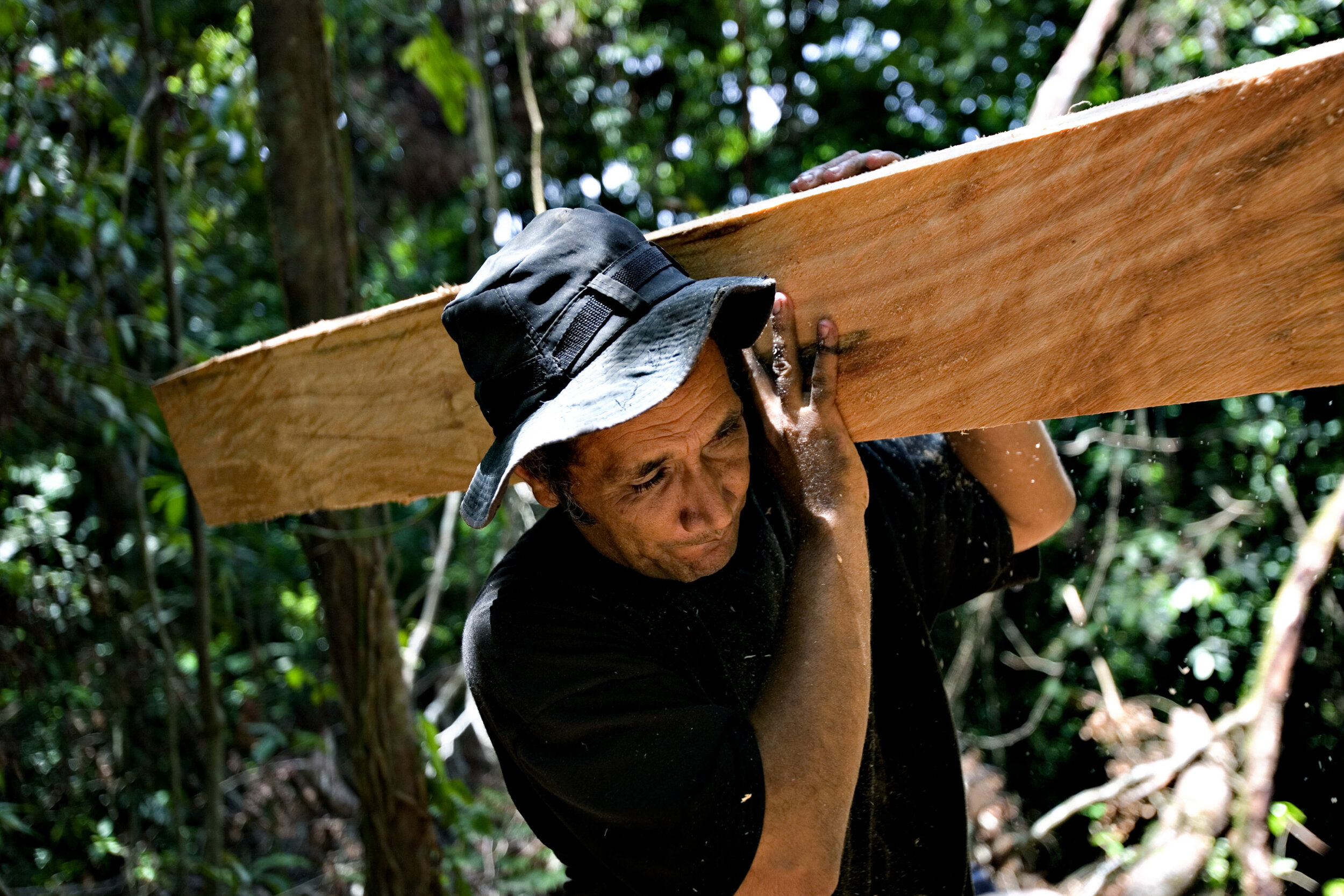 Carlos løfter tømmer - Miriam Dalsgaard.jpg