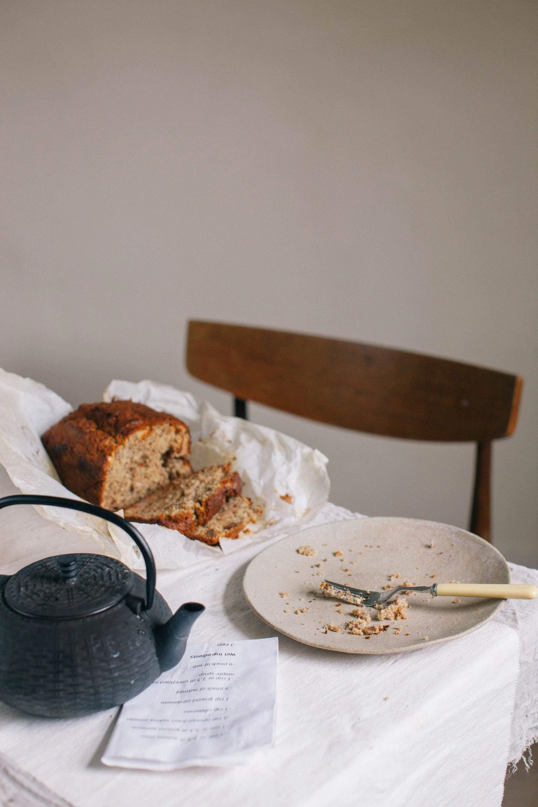 Easy gluten free banana bread made with quinoa flour and ground almonds. Retreat // Food and lifestyle blog based in Sussex. Photography by Emma Gutteridge.