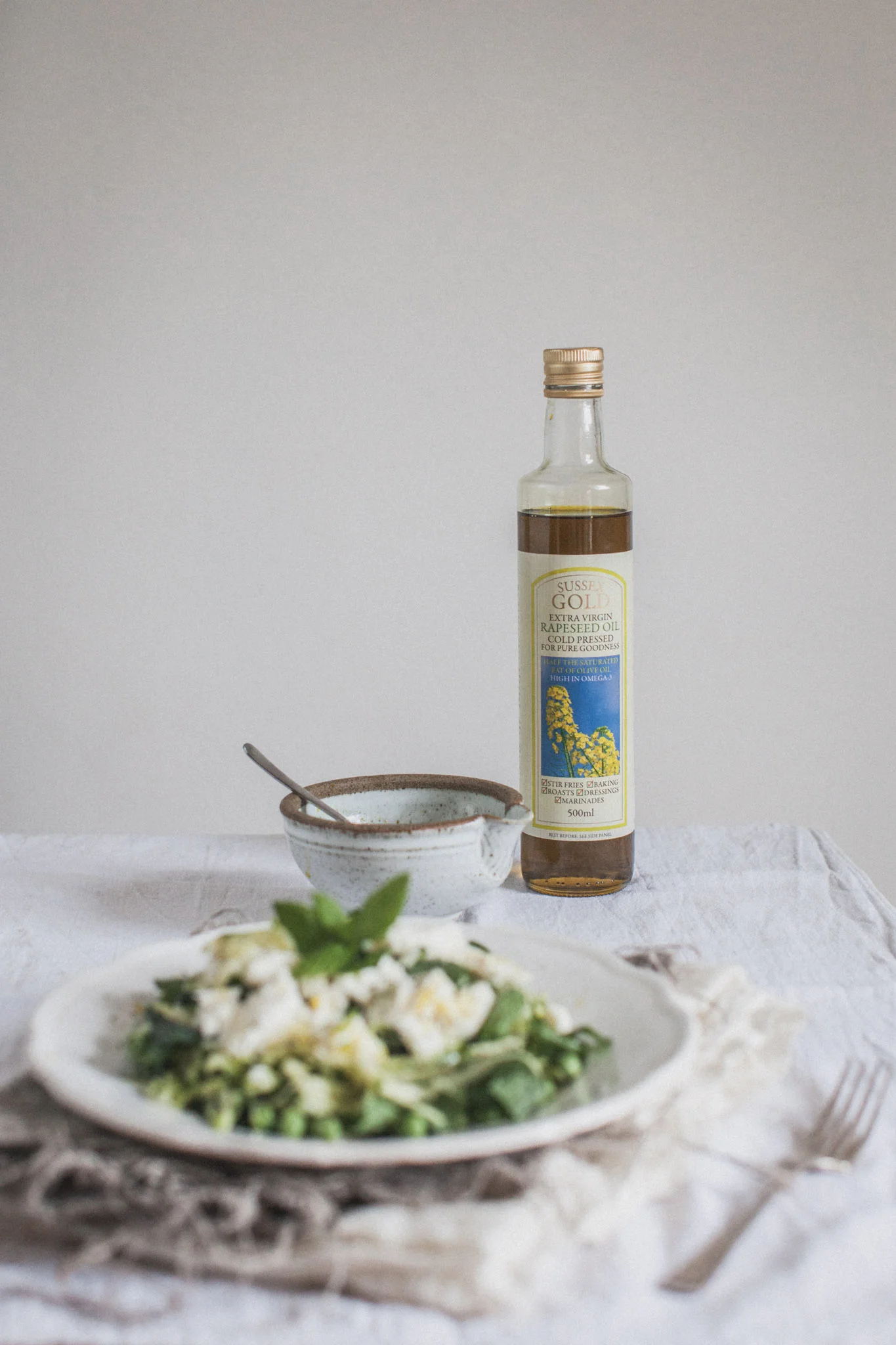 Raw courgette and mozzarella spring salad. A perfact starter or impressive accompaniment to a BBQ. Retreat // Food and lifestyle blog based in Sussex. Photography by Emma Gutteridge.