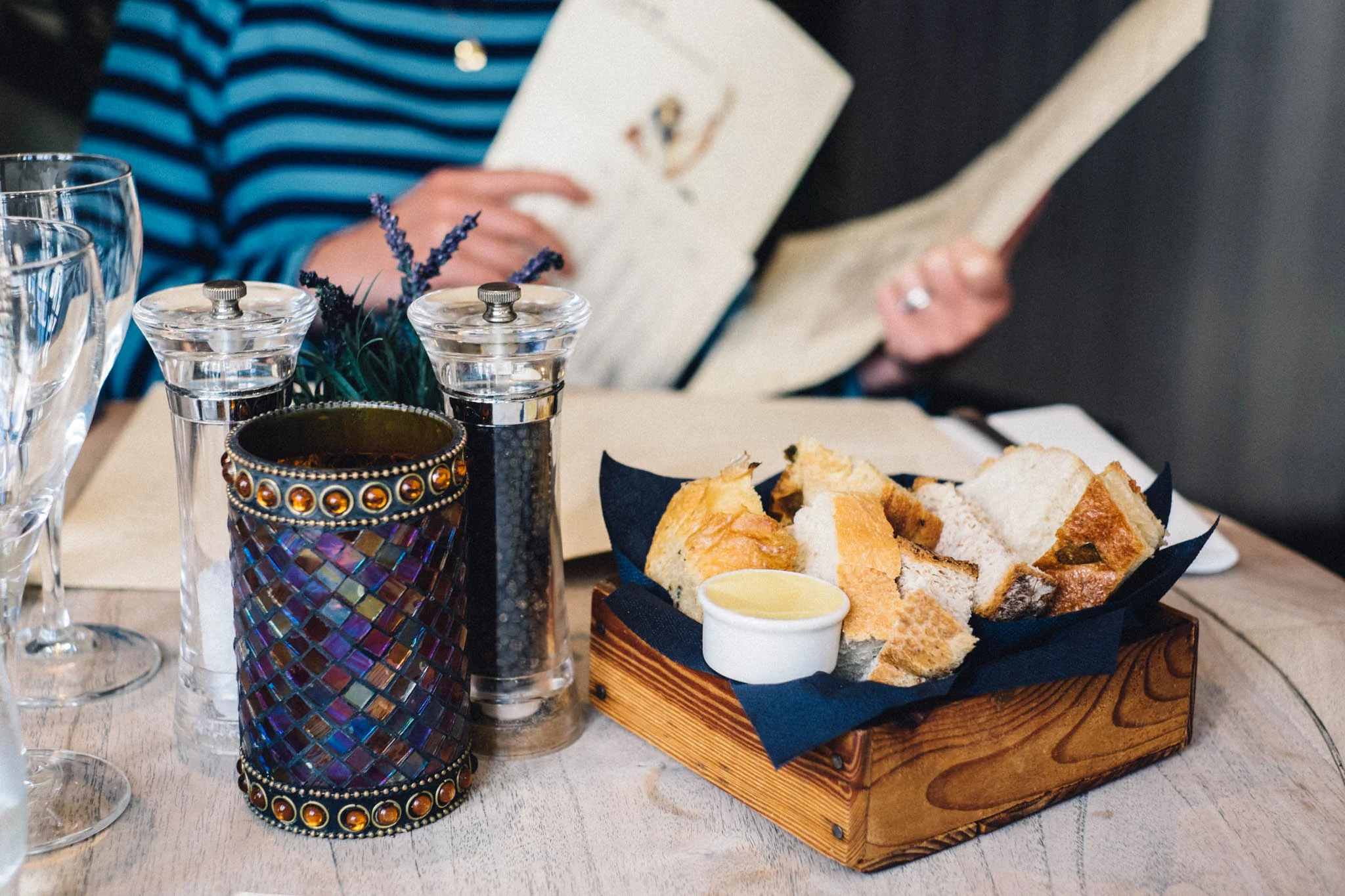 Places to Eat Near Chichester. The Earl of March - a traditional country pub offering fine food located near Goodwood. Photography by Emma Gutteridge for Retreat blog.