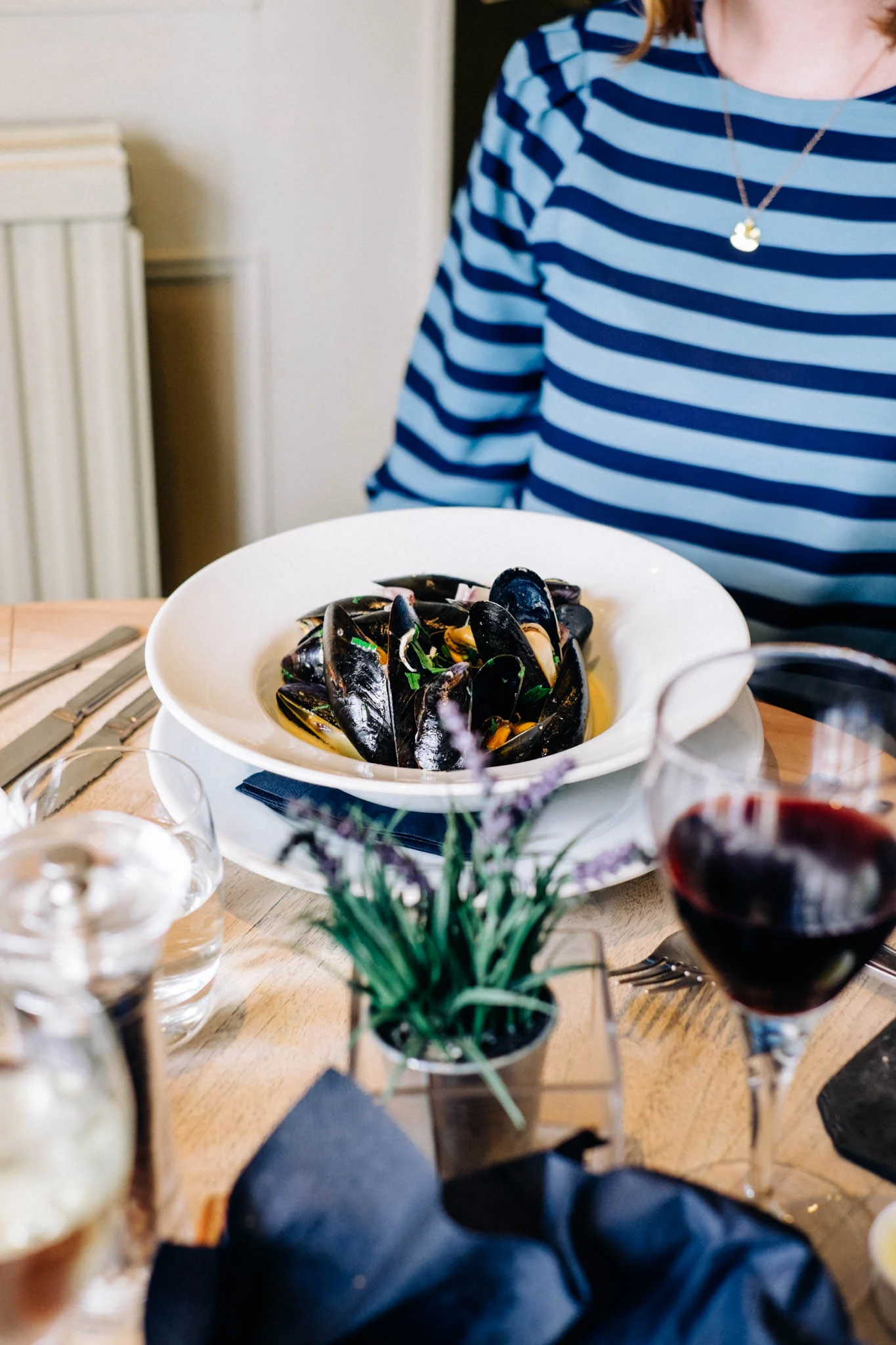 Places to Eat Near Chichester. The Earl of March - a traditional country pub offering fine food located near Goodwood. Photography by Emma Gutteridge for Retreat blog.
