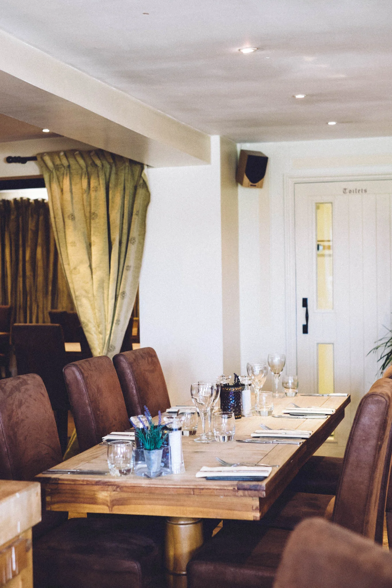 Places to Eat Near Chichester. The Earl of March - a traditional country pub offering fine food located near Goodwood. Photography by Emma Gutteridge for Retreat blog.