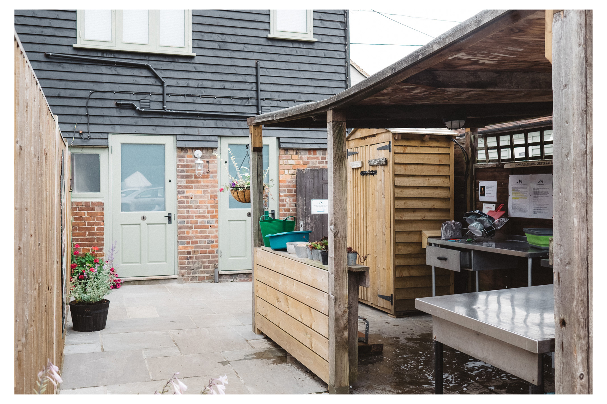 Hares and Hounds is a modest but practical campsite in Rye, Sussex. The area has a lot to offer and the campsite has everything you need for a gorgeous experience. 