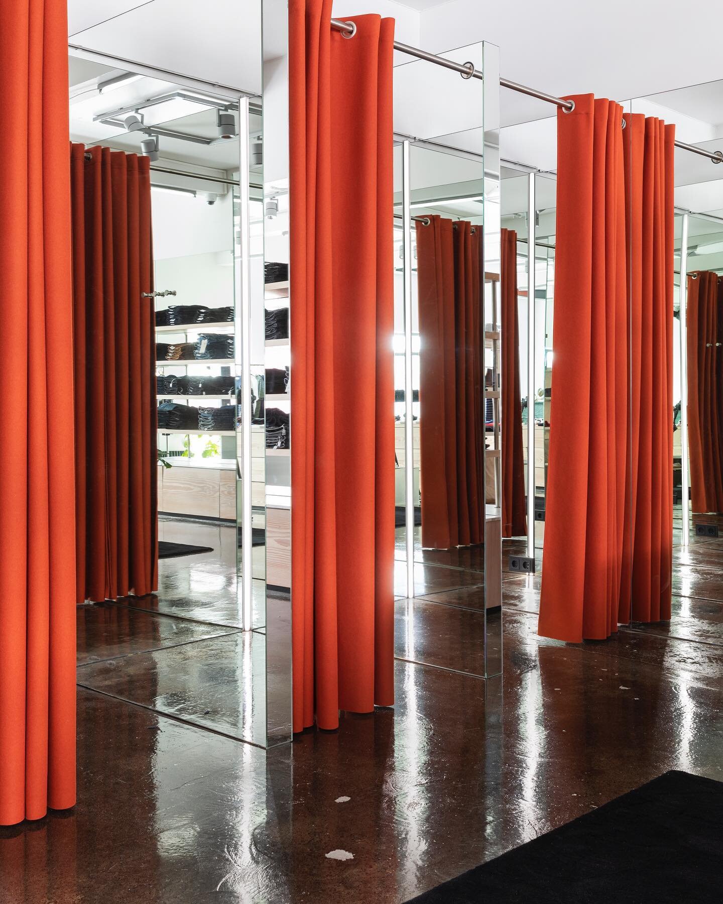 Reflections
.
High gloss concrete floors against mirrors, brushed steel and orange wool.
.
#hafstudio #hurrareykjavik 
.
Photo @gunnarsverrisson