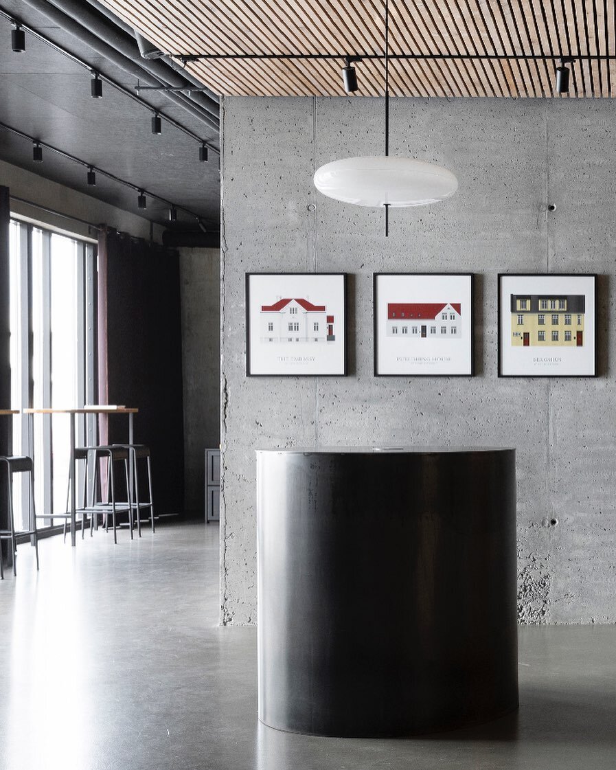 Circular blackened steel greeting table at The Reykjavík Residence. Convenient for guests to find their way to their property.
.
#hafstudio #rrhotel #reykjavik #iceland
.
Photo @gunnarsverrisson