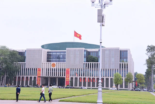 Image: National Assembly Building opposite the HCM mausoleum; shankar s. , CC BY 2.0