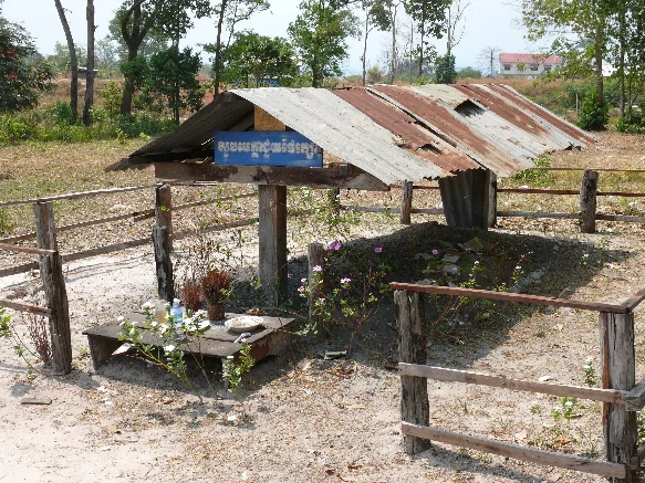 Tomba Pol Pot, E' stato cremato con le gomme dei trattori e dei camion, il massimo dell'umiliazione; Du Hangst ; CC BY 2.0