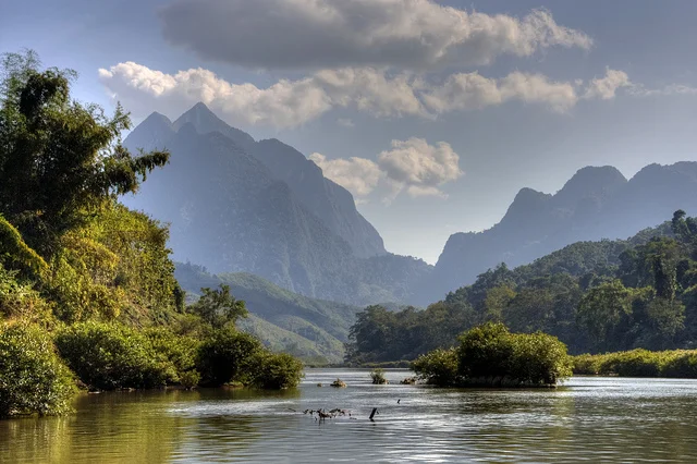 Image: Travelling down the Nam Ou between Muang Khua and Muang Ngoi Neua 2; Anne Roberts ; CC BY-NC-SA 2.0