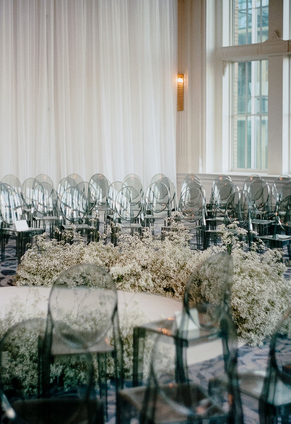 CHLOE + JOSEPH&lt;strong&gt;FROTHY CRYSTAL BALLROOM WEDDING&lt;/strong&gt;