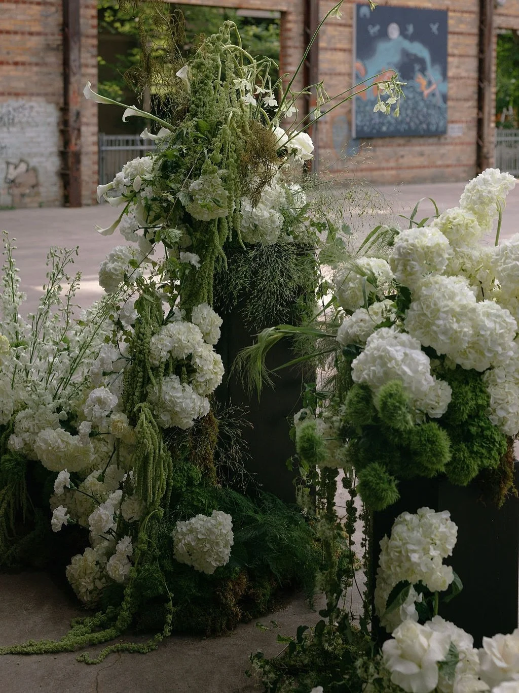 A moment for these blooms please 🙏 

Florist @fablefloraldesign 
Planning and design @clementandcoevents 
Photos @innayas 
Venue @evergreen_brick_works 
Hair and makeup @presleyfoskettmakeup 
Rentals @element_event_solutions @divinefurniturerental 
