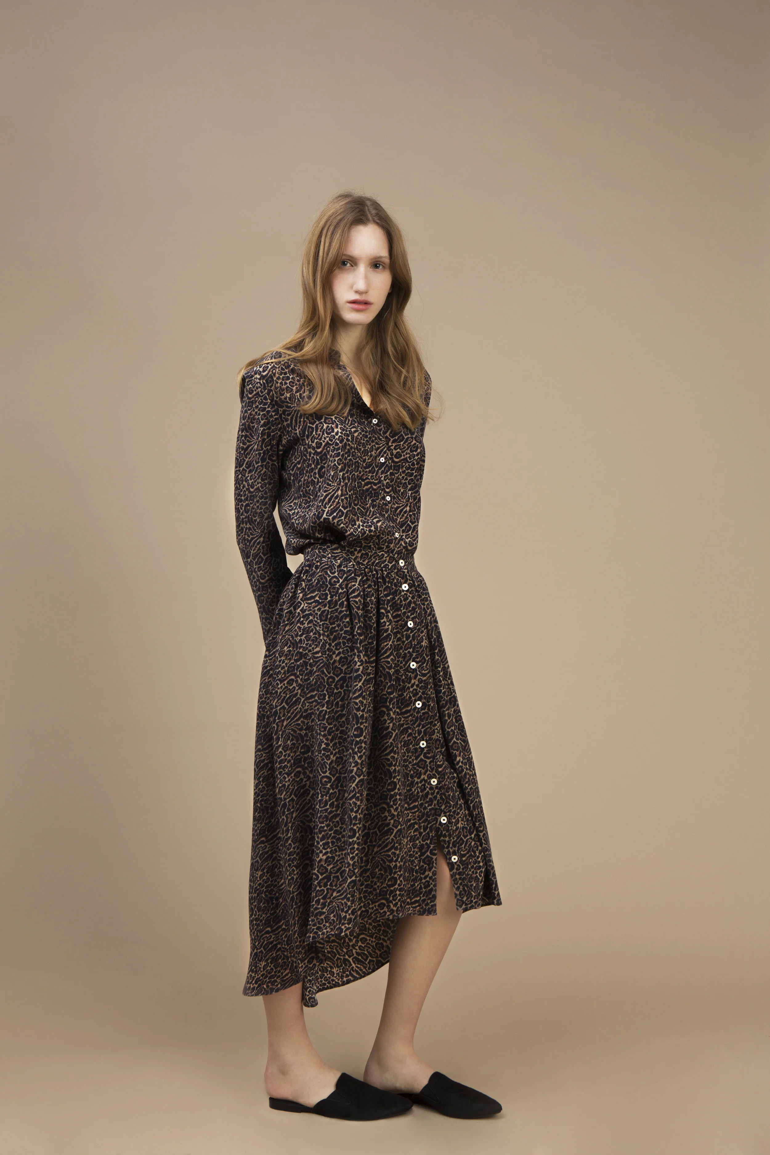 Crepe silk Small collar shirt and Long and asymmetric skirt — Wild Cat