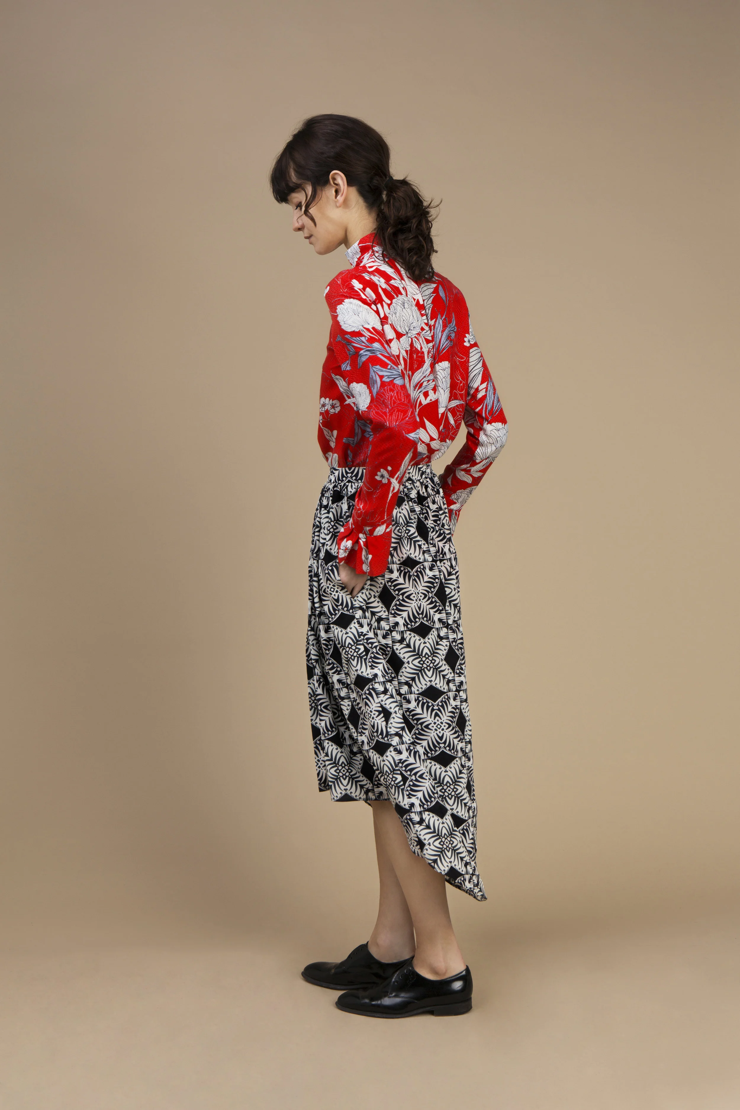 Crepe silk Pleated collar shirt — Red Carnation and Long and asymmetric skirt in crepe silk — Kaleidoscope