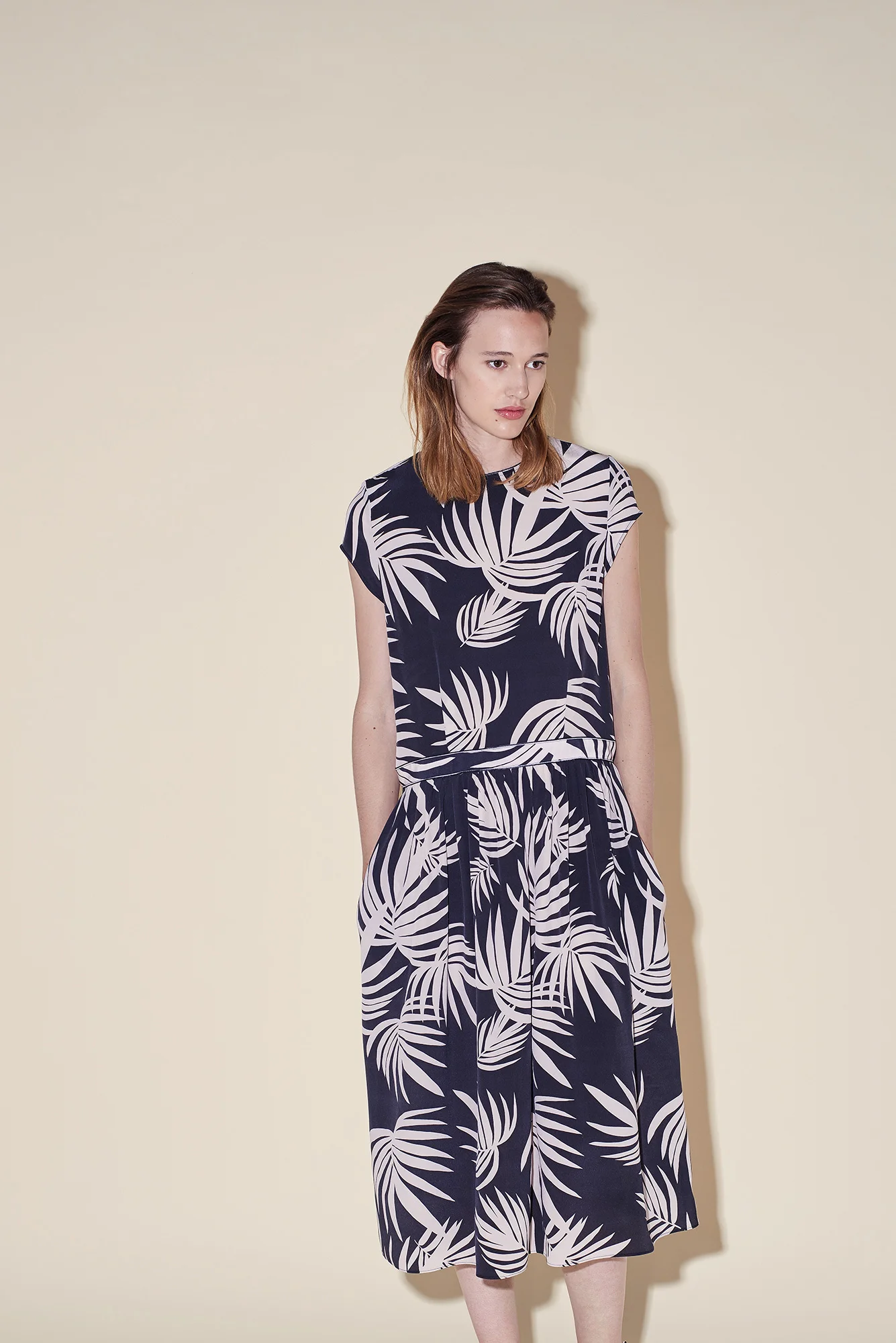 Long dress short sleeves crepe silk tropical black