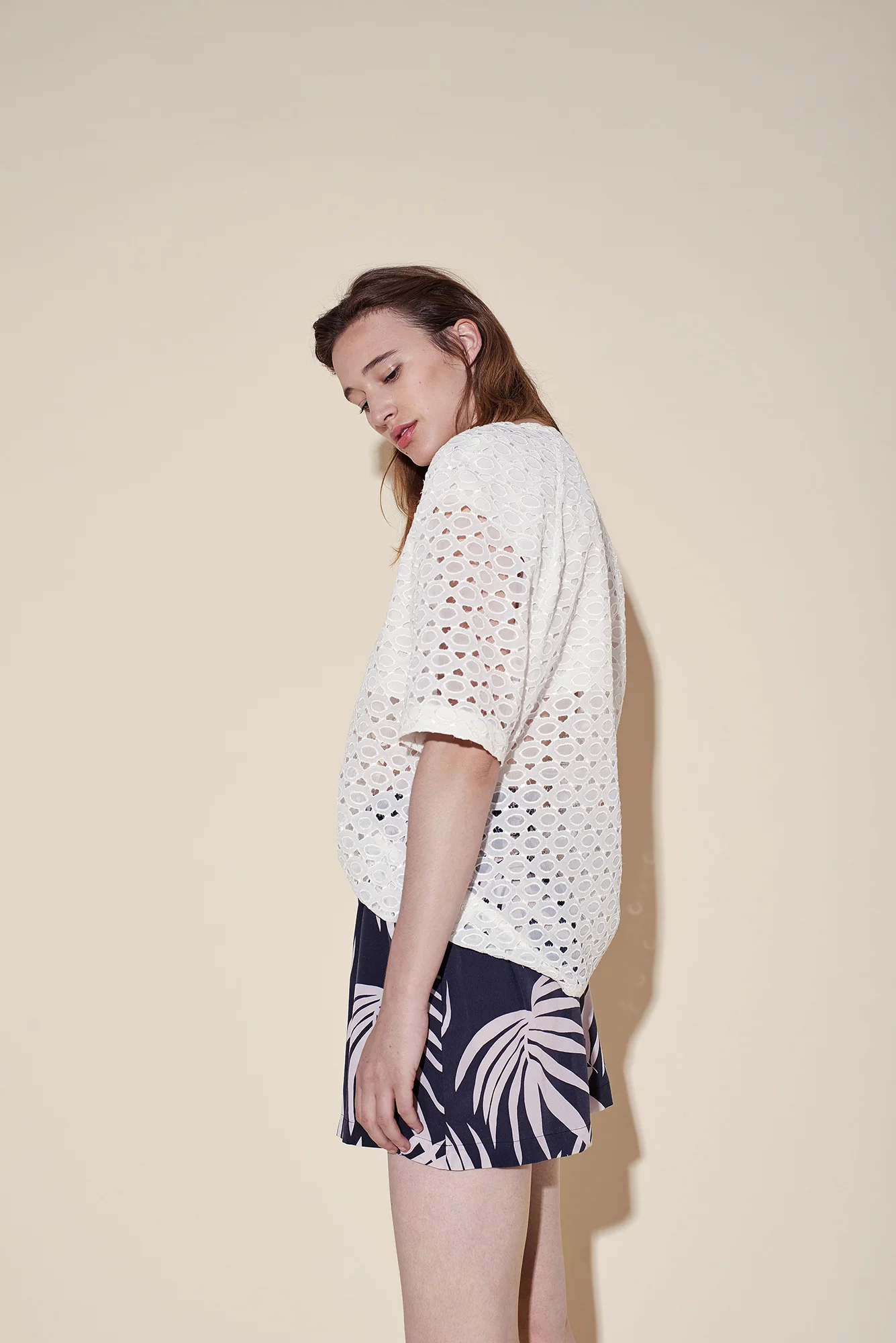 Short crepe silk tropical black – Elbow sleeves top silk broderie white