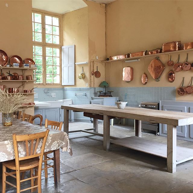 Beautifully warm interiors at Chateau Tanlay.
&mdash;
#france #interiors #historicinteriors #silktextiles #kitchen #traditionalcraft #frenchcraftsmanship