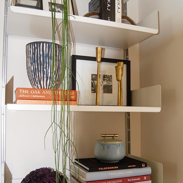 #dabrovskadesign Islington project, featuring @vitsoe shelving and one of my favourite ceramic pieces from South Africa 💙
&mdash;
#interiordesignlondon #storagesolutions #georgianhouse #art #simpleliving #homedesign