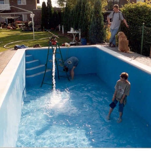 Wasser marsch! Badespa&szlig; im fertigen Pool.
.
.
.
.
.
.
.
#teichbau #gartenfreude #schwimmen #swimmingpool #schwimmbecken #schwimmbad #schwimmteich #schwimmpflanzen #baustelle #handwerk #deutscheshandwerk #gfk #kunststoff #k&ouml;lnbloggt #homeis