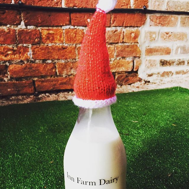 Doesn&rsquo;t Today Feel Like Christmas! Snow, Festive Lights &amp; Hopefully Hot Chocolate With Inn Farm Dairy&rsquo;s Lovely Milk 🥛  #Christmas #cows #milk #hotchocolate #derby #ashbourne #cow #cow #selfie #farm #farmers #farmlife #farmtotable