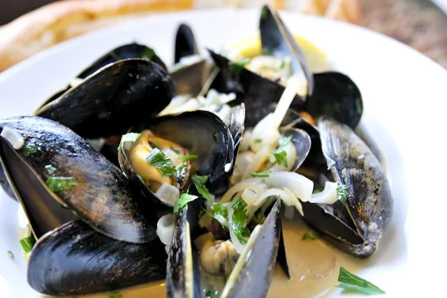 How-to-Make-Steamed-Mussels-in-White-Wine-Broth.jpg