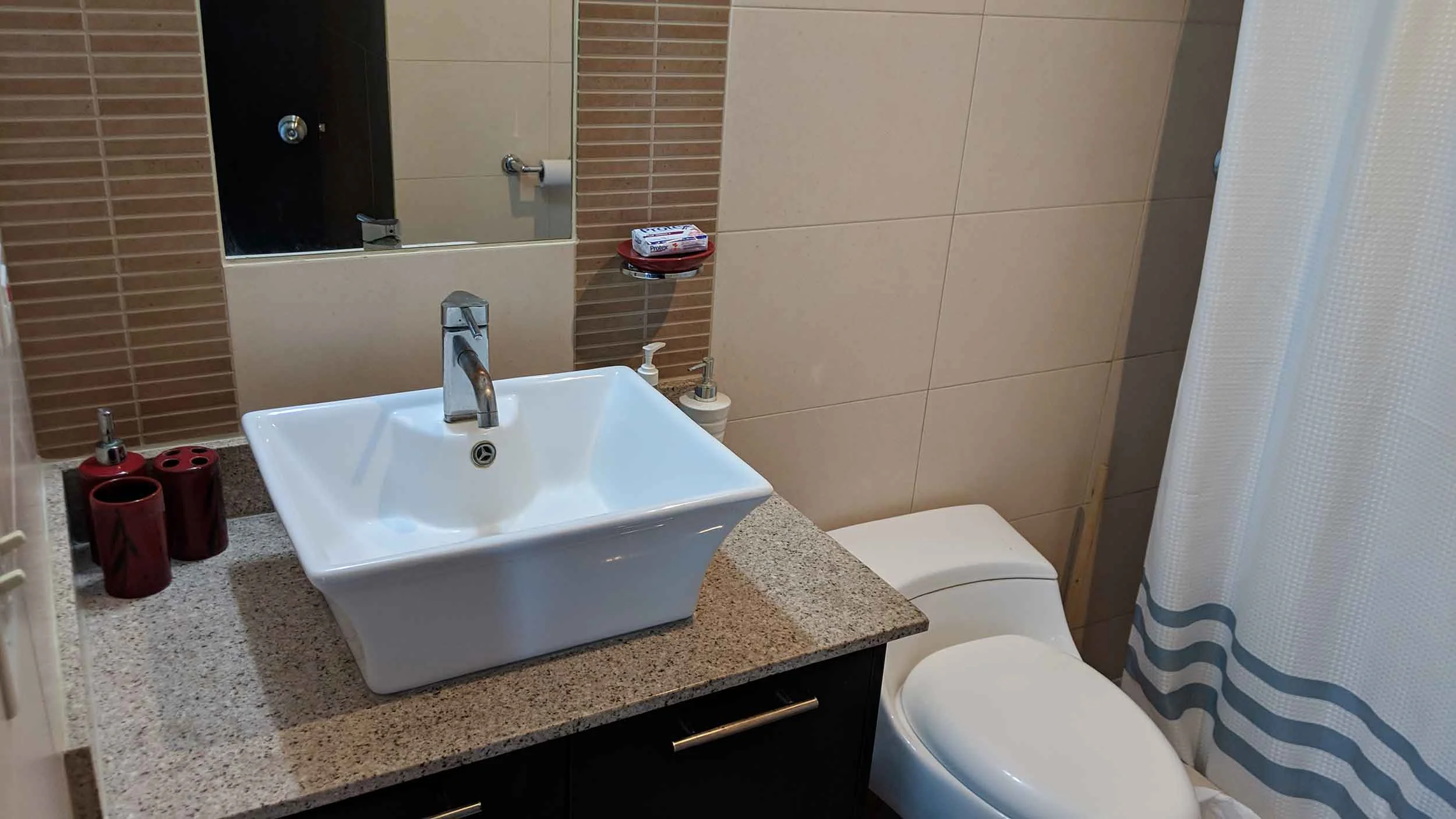 bathroom01.jpg