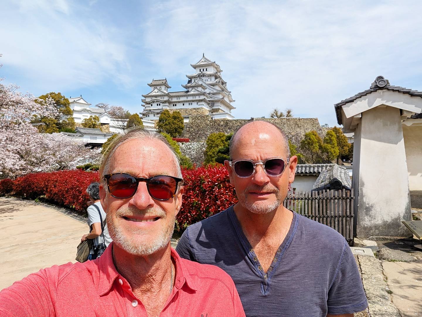 Our Japanese friend Aki added Himeji to our list to stop and see the castle.🙏🏽🩷 It was the perfect half way point between our hotel transfer from the islands to Kobe! And the excellent Japanese train system made it oh so convenient! 🇯🇵🗾🩷
👨🏻&
