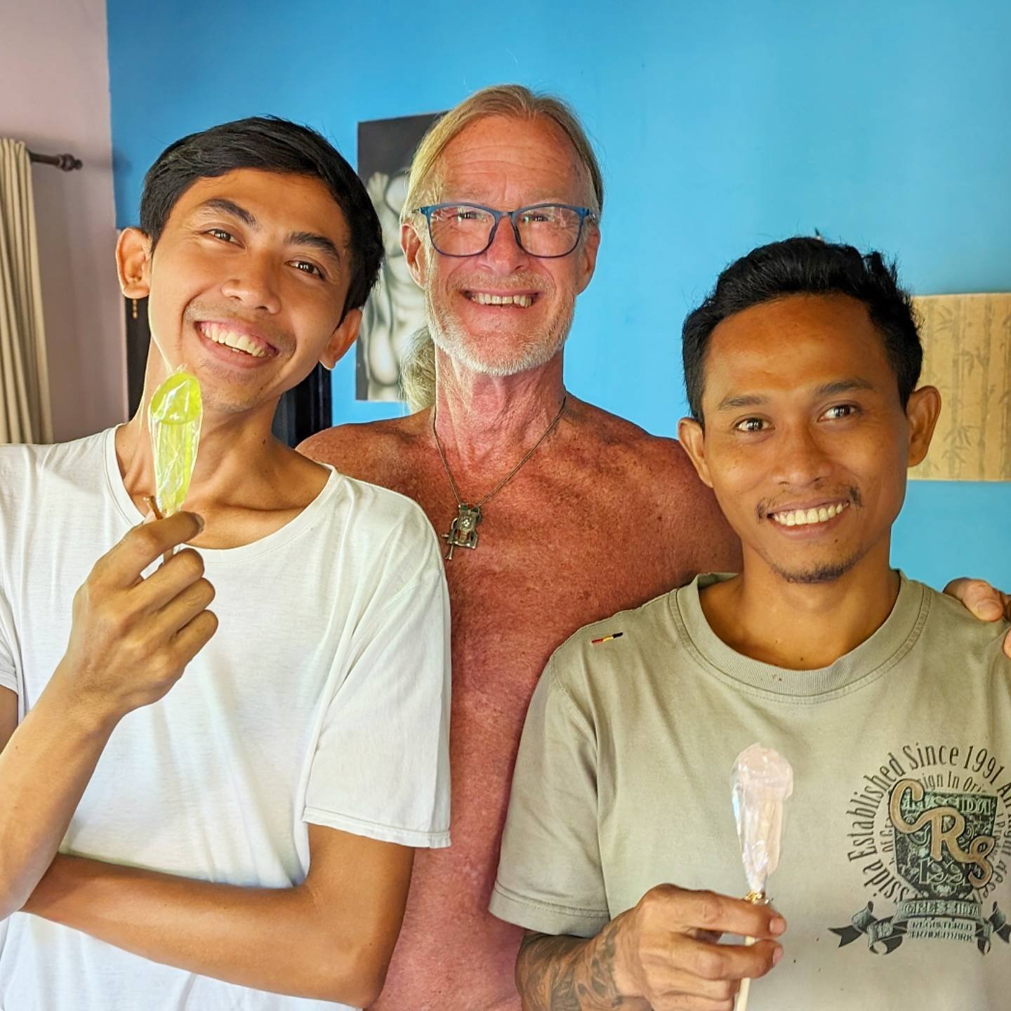 Rich finally shared his &quot;7 Pack of Penis Suckers&quot; with our great housekeepers, the manager and four other beautiful naturist friends at Bali au Naturel is the perfect place to share them!❤️🍆🍆❤️
If you've been following us closely, you kne