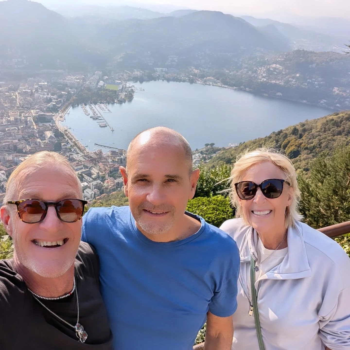 We finally had blue skies in Como so we bought our tickets to ride the Funicolare. 🌞 It was built in 1894 and initially steam powered. In 1911 it was switched over to electric and referred to as the Como -Brunate Funicolare. It's obvious that this w