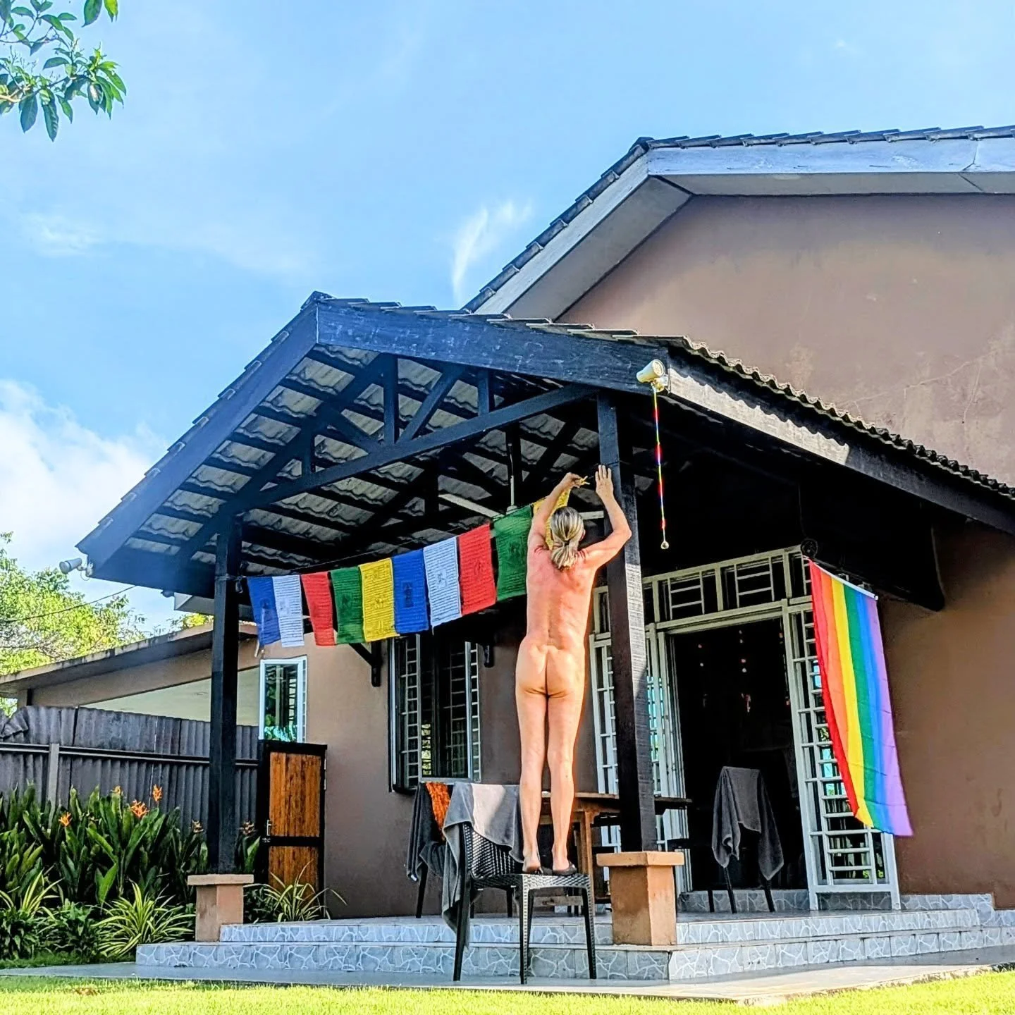 We're home!!! 🌏🇲🇾🌞
Rich has officially installed the Hotel Guys travel bling! 👍🏽🙏🏽🍑🏳️&zwj;🌈 #travelmalaysia #travelblogger #podcast #travelpodcast #loveisallaround #naturist #langkawi #prayerflags #travelbling #hotelguys1 #3weeks #rainbowf
