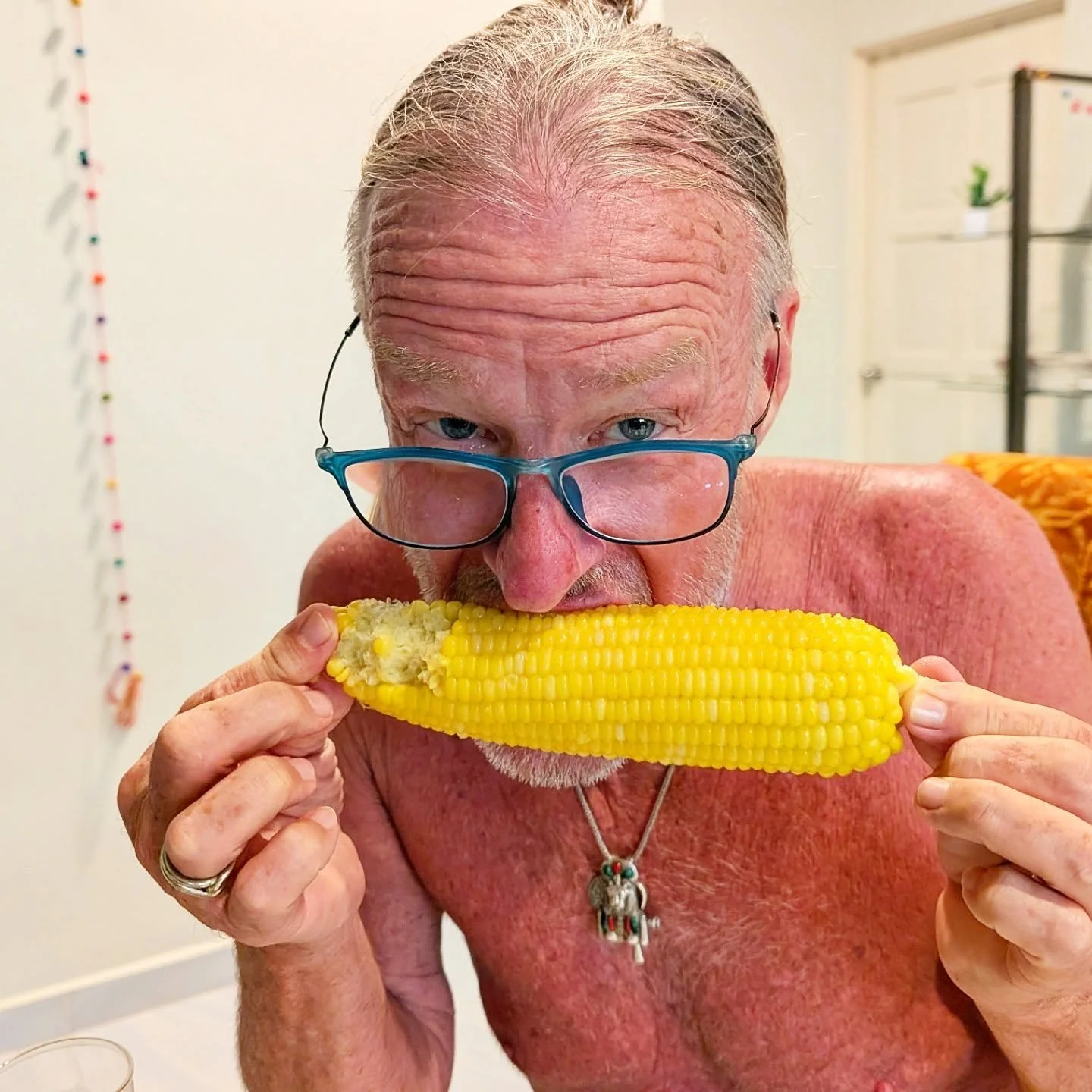 🌽❤️🌽 CORN!!! 🌽 ❤️🌽 
It's often the little things that keep us in gratitude! 🙏🏽 Did you know that the Hotel Guys were corn fed kids growing up in South Dakota and Ohio? Honestly we can't remember the last time we had corn 🌽🌽 on the cob!  And o