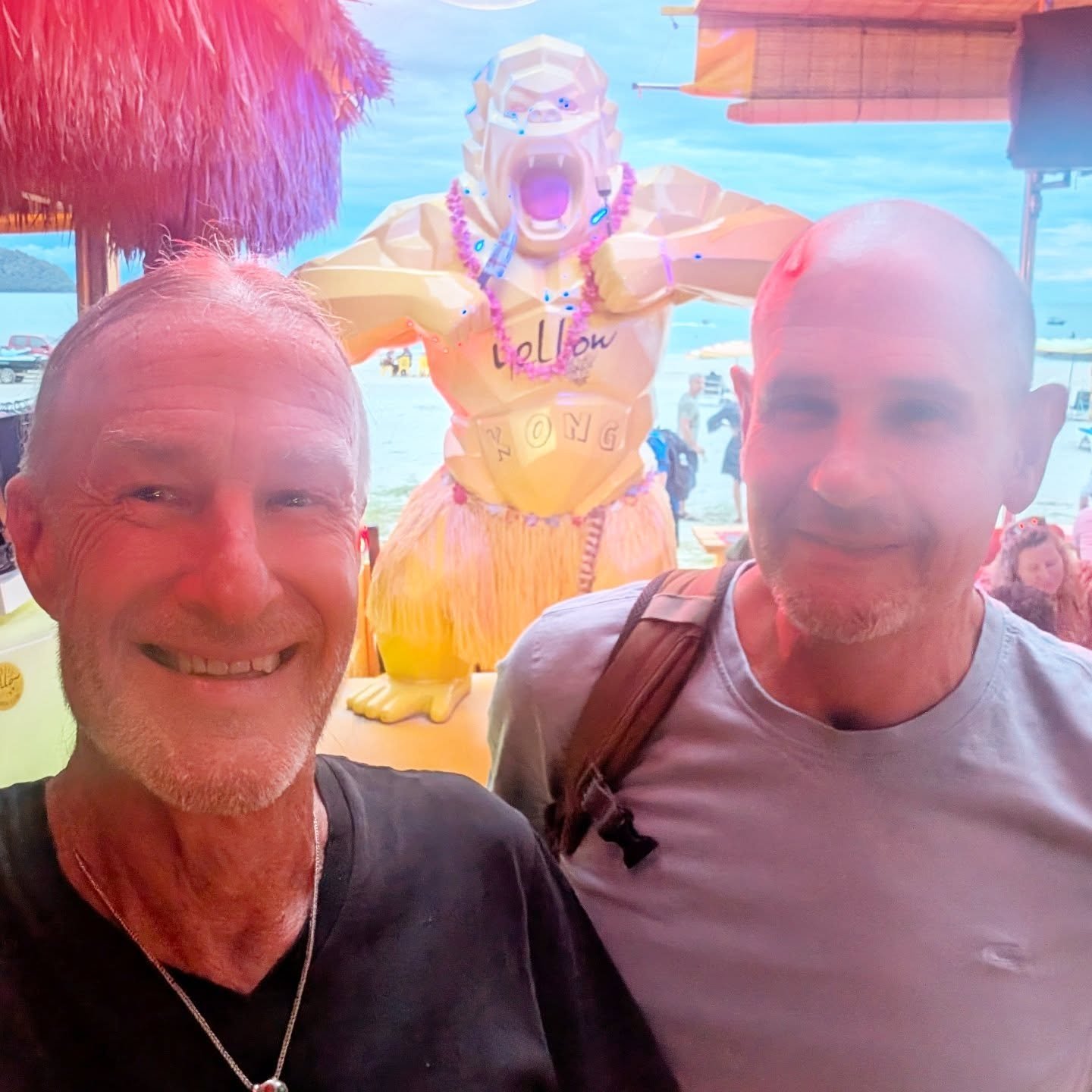 After a complete stop for eight days and 💯 percent home cooking in our wonderful villa, we finally ordered a Grab car for a short ride to the Yellow 💛 Beach ⛱️ Cafe for some restaurant food! Langkawi Island's Cenang Beach is beautiful! 💖 We're lov