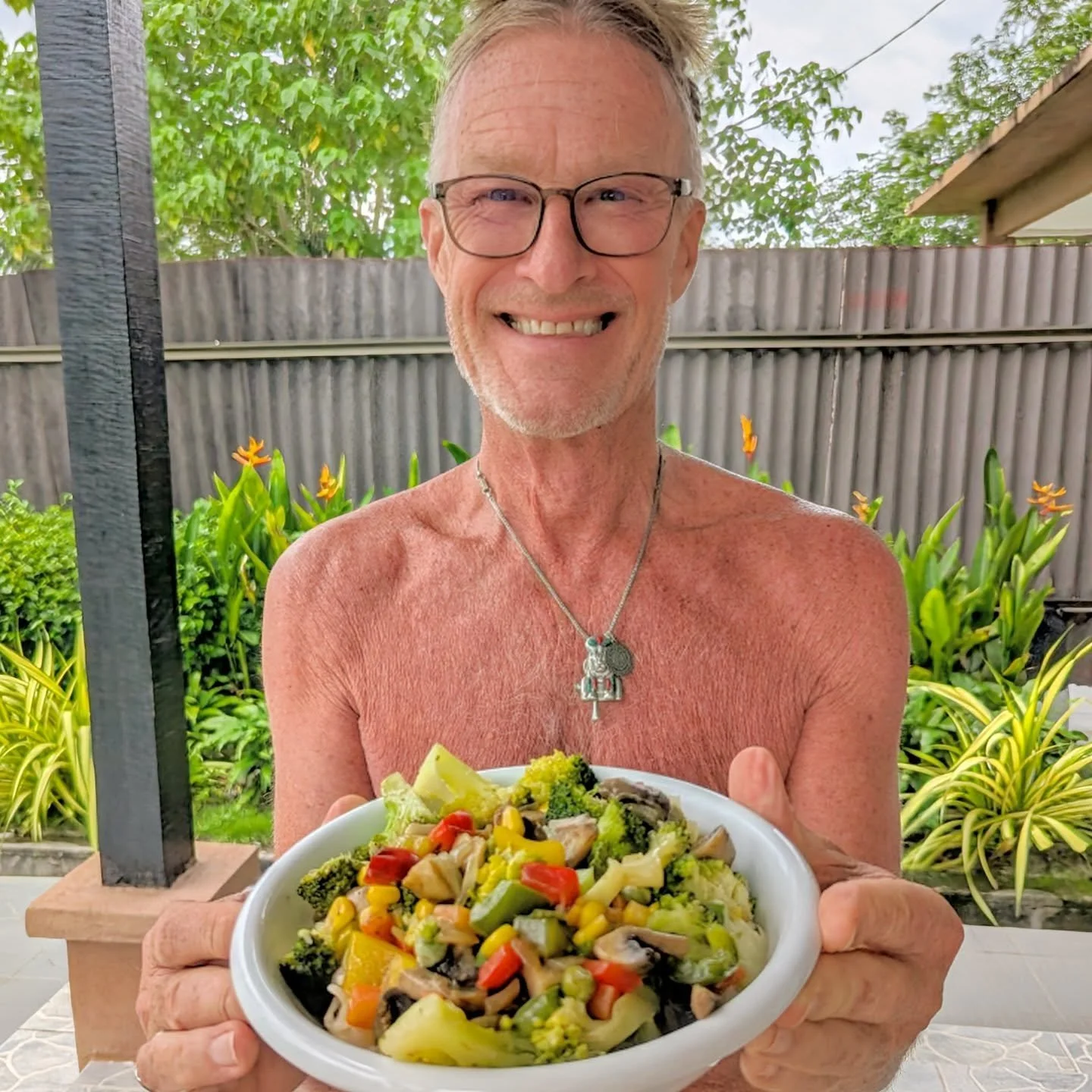 Here's what Paul created for our Thanksgiving Day dinner on Langkawi Island Malaysia! We called it Naked Ramen Noodles with Vegetables! 😋🤣 Instead of apple pie and pumpkin pie 🥧 we had our favorite dark chocolate covered almonds for dessert. Simpl