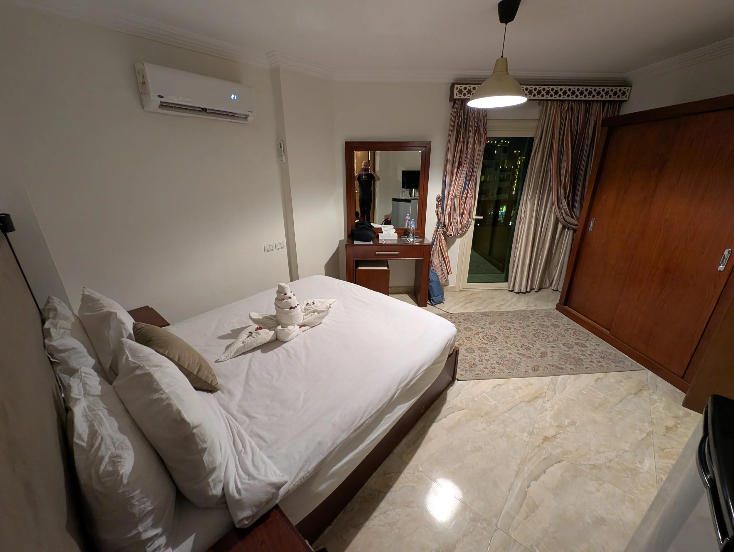 08hotel-room.jpg